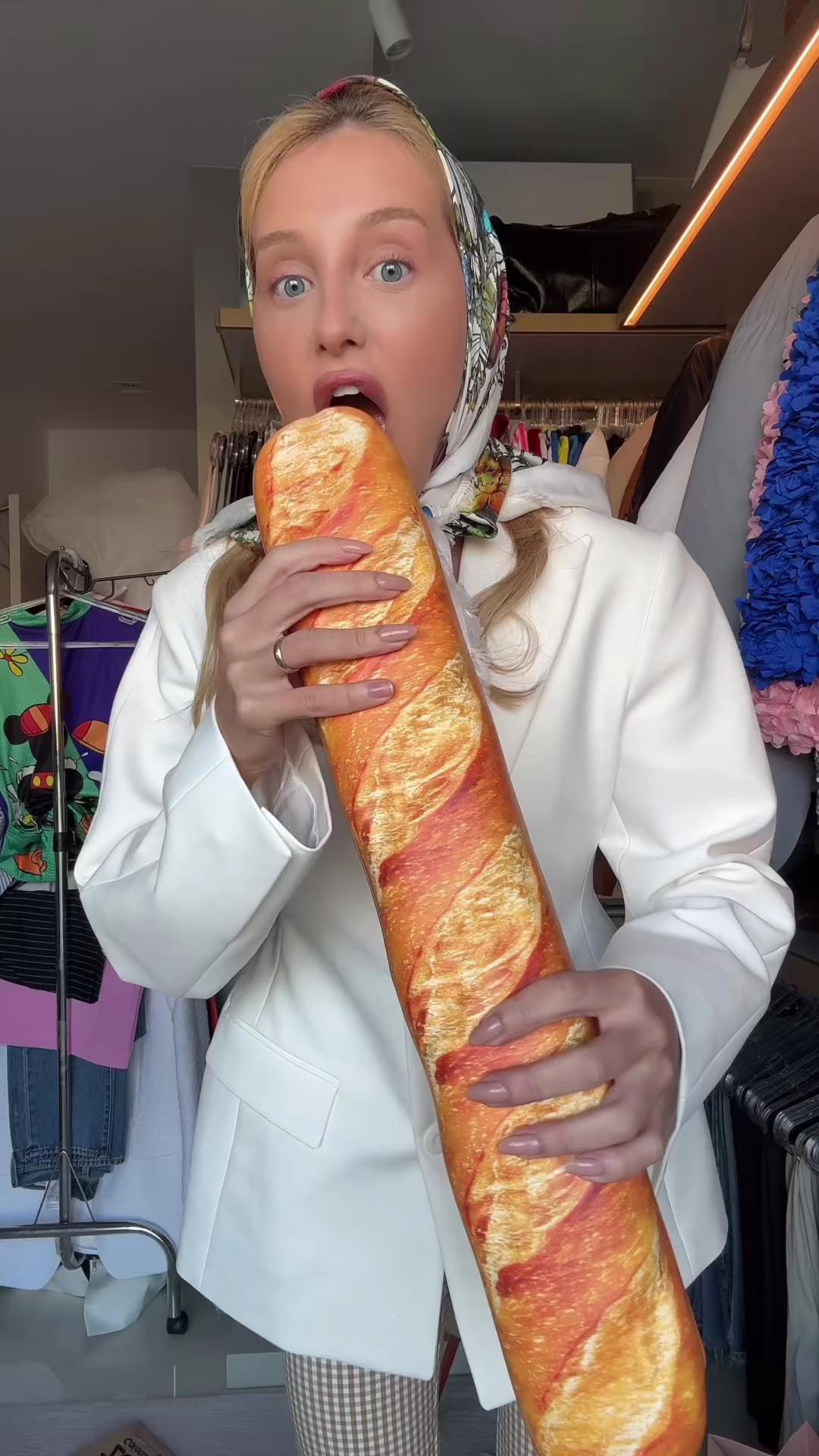 파리지앵 필수템🇫🇷바게트 보관함
무려 130만 원대인 먹을 수 없는 모스키노의 바게트 백🥖

바게트백 하면 펜디가 대표적으로 떠오르지만, 모스키노는 유쾌하고 창의적인 해석을 통해 바게트백에 대한 새로운 시각을 제시하고 있습니다. 모스키노의 FW 시즌 바게트 클러치는 실제 바게트를 연상시키는 먹음직스러운 디자인으로 독특한 실루엣과 재치 있는 디테일로 주목받고 있습니다. 이 클러치는 기다란 실루엣으로 인해 수납은 다소 불편할 수 있지만, 실제 바게트를 넣어 다니는 재미있는 연출이 가능합니다. MALU BORGES처럼 나만의 바게트를 넣어 개성 있는 스타일을 완성하거나, 소소한 장식품을 넣어 개성을 표현하는 것도 좋은 방법입니다.  이미지
