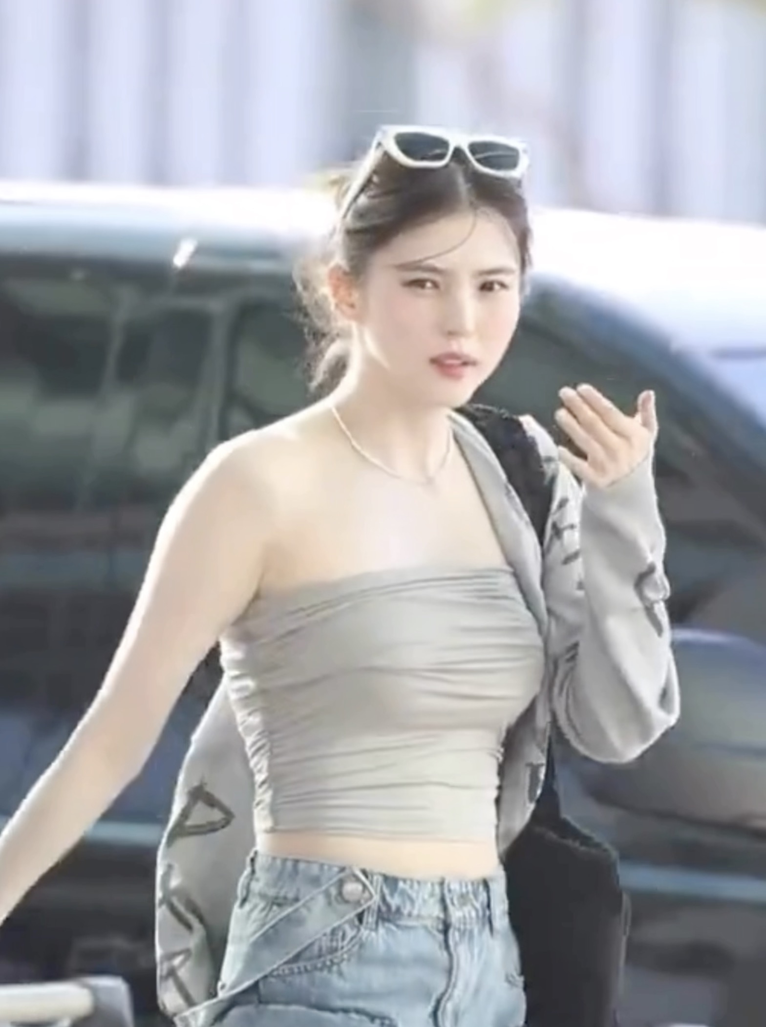 공항 뜰 때마다 레전드❤️‍🔥@한소희
그레이 후드집업,튜브탑 + 데님스커트로 꾸안꾸 힙 완성🩶💙 이미지