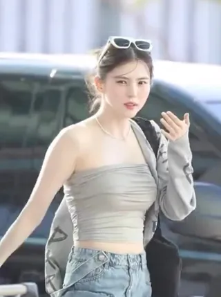 공항 뜰 때마다 레전드❤️🔥@한소희
그레이 후드집업,튜브탑 + 데님스커트로 꾸안꾸 힙 완성🩶💙 이미지