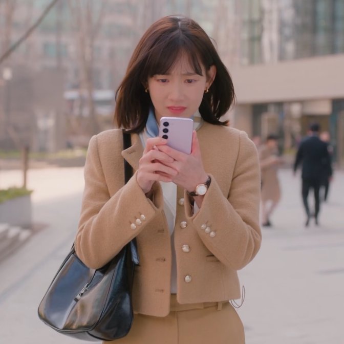 2024 FW 대표 컬러🤎브라운

아침저녁으로 선선해진 날씨를 보니 가을이 곧 다가오고 있음을 느낍니다. 이 시점에서 주목해야 할 것은 바로 이번 가을과 겨울의 대표 트렌드 컬러인 브라운입니다! 따뜻한 브라운 컬러는 차분하면서도 최근 유행하는 미니멀룩과 드뮤어룩에 완벽하게 어울리는데요. 이번 가을에는 셀럽들의 브라운 아이템을 참고하여 멋진 가을을 맞이해 보세요!

1. 이청아: 생로랑(가방) - 스웨이드 소재의 LE 5 À 7 소프트 라지 백

2. 윈터: 폴로 랄프 로렌(가방) - 폴로 ID 스웨이드 미니 숄더백

3. 허영지: 스탠드오일(가방) - 오블롱백

4. 김지영: 제너럴아이디어(상의) - 시그니처 울 크루넥 가디건

5. 신현빈: 레이브(아우터) - 트러커 재킷 인 브라운

6. 효민: 마르디 메크르디 악티프(하의) - 뷰르 얼티밋 컴포트 바이커 레깅스 더 플라워(BEURRE ULTIMATE COMFORT biker leggings theflower)

7. 임수향: 시야쥬(하의) - SIPT7125 와샤 퍼티그 팬츠 이미지5