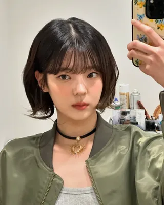 단발 하고 싶으신 분들 주목‼️
최근 유행하는 똑단발 스타일은 생각보다 소화하기 어렵지 않습니다. 짧은 똑단발은 넙데데한 얼굴형을 보완하는 데 효과적이며, 얼굴에 볼륨감을 더하고 사랑스러운 이미지를 연출할 수 있습니다.
단발은 넙데데한 얼굴형뿐만 아니라 긴 얼굴형에도 잘 어울립니다. 긴머리는 시선이 길어지기 쉬운데 반해, 단발은 시선을 고정시켜 긴 얼굴형을 보완해줍니다. 또한, 이목구비가 화려할수록 시선이 얼굴에 집중되기 때문에 단발이 더욱 잘 어울립니다.
다가오는 가을, 헤어에 변화를 주고 싶다면 똑단발 스타일 어떠세요? 이미지