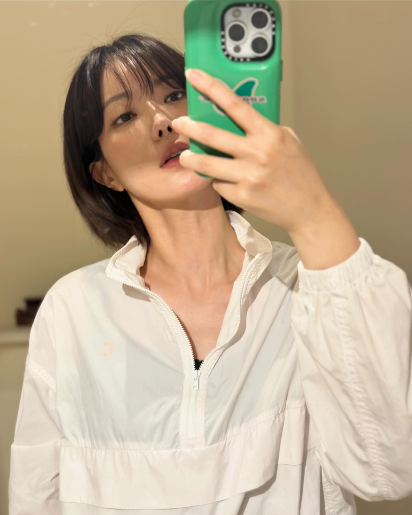 단발 하고 싶으신 분들 주목‼️

최근 유행하는 똑단발 스타일은 생각보다 소화하기 어렵지 않습니다. 짧은 똑단발은 넙데데한 얼굴형을 보완하는 데 효과적이며, 얼굴에 볼륨감을 더하고 사랑스러운 이미지를 연출할 수 있습니다.

단발은 넙데데한 얼굴형뿐만 아니라 긴 얼굴형에도 잘 어울립니다. 긴머리는 시선이 길어지기 쉬운데 반해, 단발은 시선을 고정시켜 긴 얼굴형을 보완해줍니다. 또한, 이목구비가 화려할수록 시선이 얼굴에 집중되기 때문에 단발이 더욱 잘 어울립니다.

다가오는 가을, 헤어에 변화를 주고 싶다면 똑단발 스타일 어떠세요? 이미지4