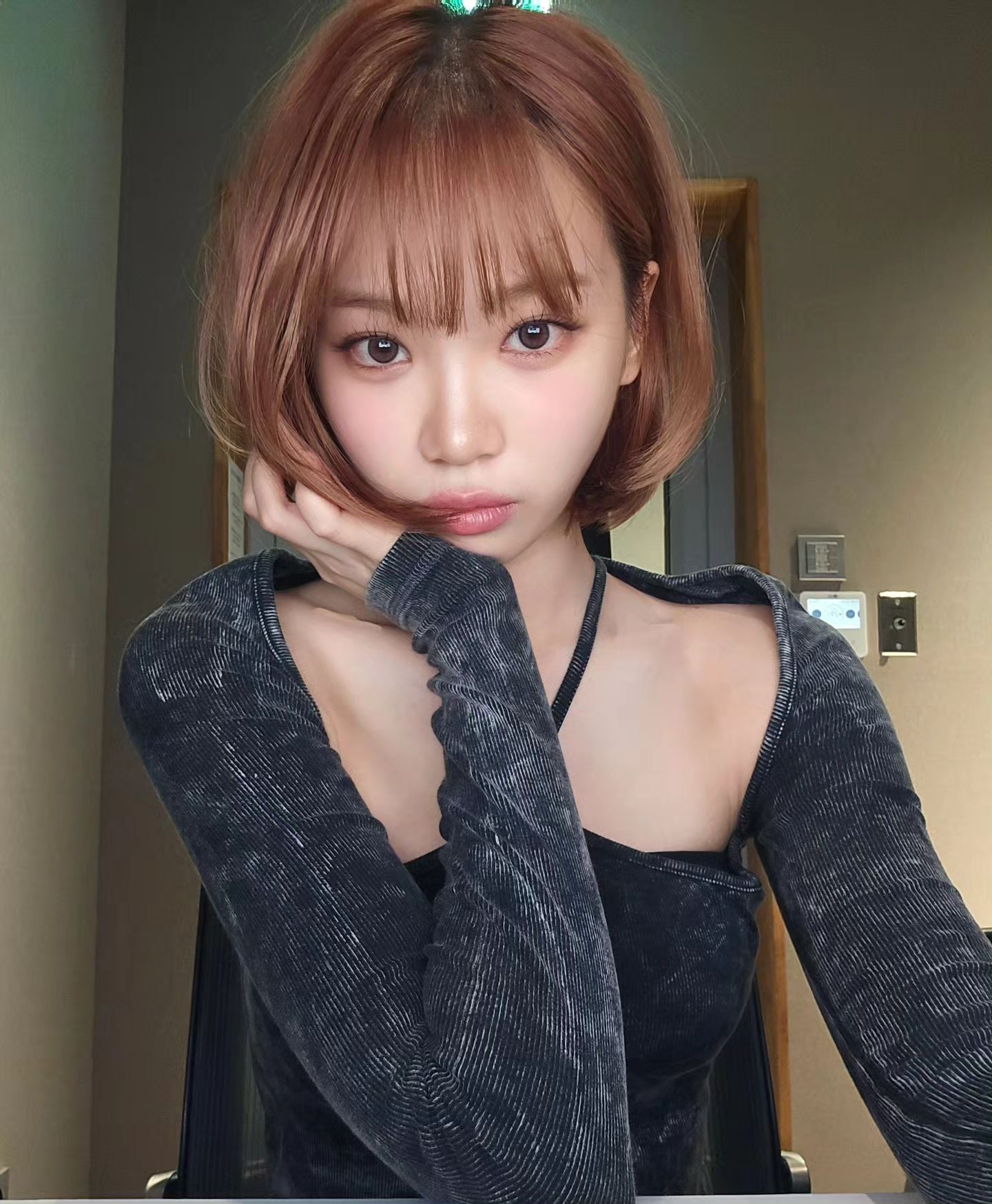 단발 하고 싶으신 분들 주목‼️

최근 유행하는 똑단발 스타일은 생각보다 소화하기 어렵지 않습니다. 짧은 똑단발은 넙데데한 얼굴형을 보완하는 데 효과적이며, 얼굴에 볼륨감을 더하고 사랑스러운 이미지를 연출할 수 있습니다.

단발은 넙데데한 얼굴형뿐만 아니라 긴 얼굴형에도 잘 어울립니다. 긴머리는 시선이 길어지기 쉬운데 반해, 단발은 시선을 고정시켜 긴 얼굴형을 보완해줍니다. 또한, 이목구비가 화려할수록 시선이 얼굴에 집중되기 때문에 단발이 더욱 잘 어울립니다.

다가오는 가을, 헤어에 변화를 주고 싶다면 똑단발 스타일 어떠세요? 이미지3