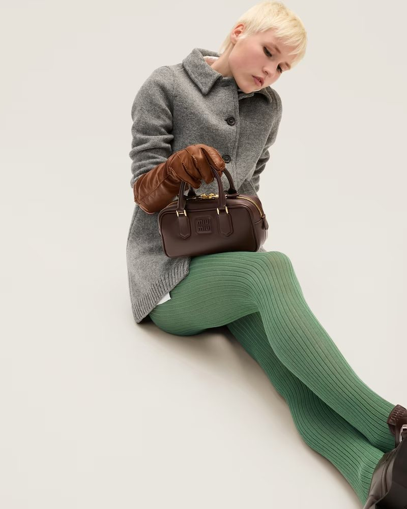 24FW 트렌드 백 3🍁
다음 계절을 함께 맞이할 가방 준비하셨나요? 제가 올가을, 겨울 트렌드 백 3가지를 소개해 드릴게요.

1. 호보 백
보부상들에게 희소식일 겁니다. 24FW 런웨이 위에 호보백이 등장했거든요. 어깨에 메는 것은 물론, 무심하게 손에 들린 채 등장한 호보 백은 제 쓰임이 건재하다는 것을 증명했습니다.
◽️호보 백 1: 로서울 - Mini pulpy hobo bag Suede Chestnut
◽️호보 백 2: 콰니 - Textured Hobo Bag Black

2. 볼링 백
스포츠웨어의 대유행과 함께 볼링 백 역시 화려한 복귀식을 치렀습니다. 귀여운 외관은 스포티 룩 뿐만 아니라 페미닌한 무드의 착장과도 두루 어울리죠. 
미우미우는 24FW 런웨이에서 스웨이드와 레더 소재의 볼링 백을 선보이며 볼링 백 트렌드에 힘을 실어주었습니다.
◽️볼링 백 1: 폴뉴아 - POUND BAG STITCH Brown
◽️볼링 백 2: 드메리엘 - Bowling Bag Medium Tan Brown

3. 포켓 백
실용성이 중요하신가요? 그렇다면 포켓 백. 일명 카고 백이 정답입니다. 카고 백의 주머니는 장식이자 포인트 역할을 톡톡히 하고 있죠. 실용성과 디자인 모두 잡은 매력에 푹 빠지실 거예요.
◽️포켓 백 1: 분크 - 퍼펙 멀티 포켓 숄더 스몰 Light Beige
◽️포켓 백 2: 아크네 - 멀티 포켓 백 라일락 이미지4