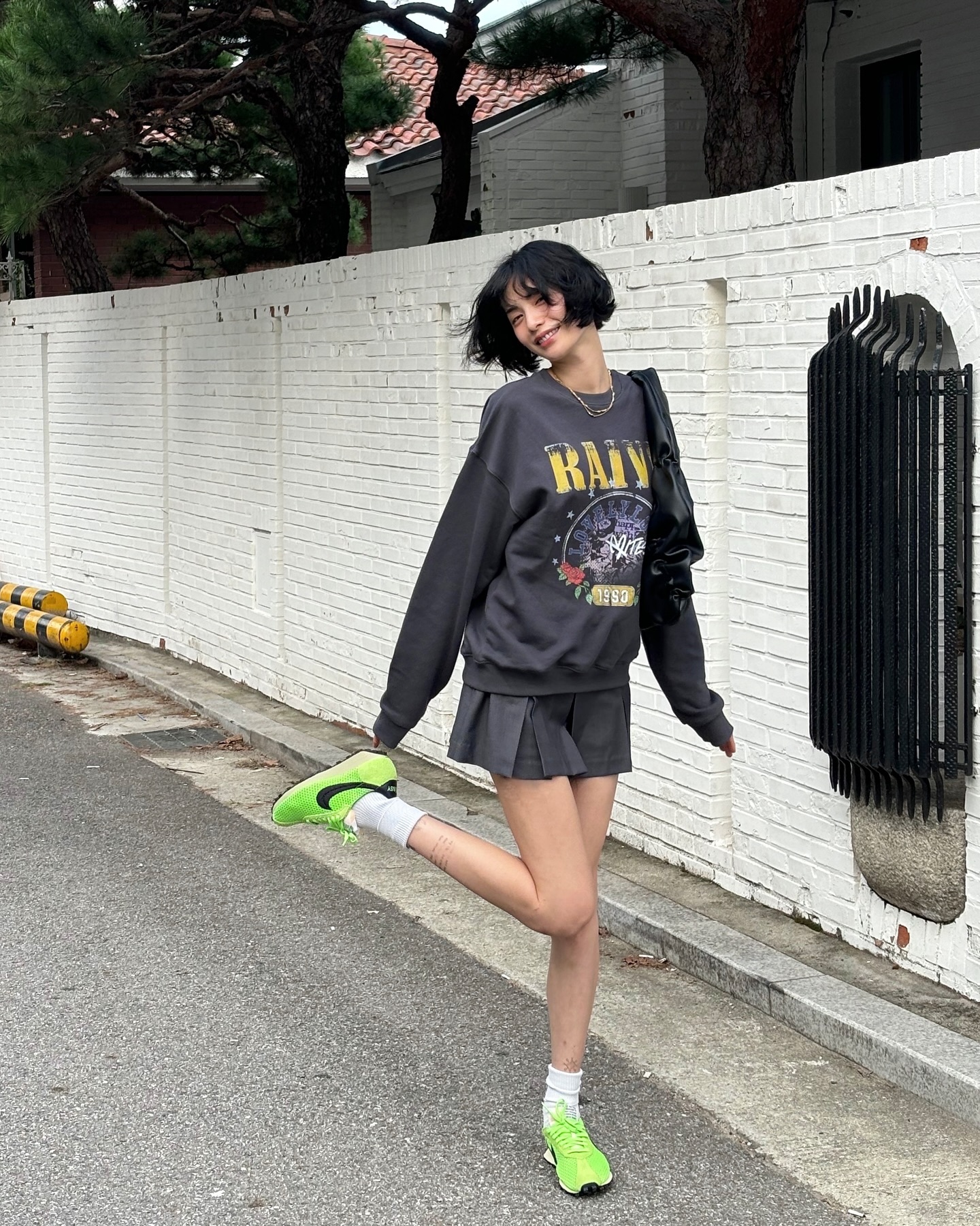 단발 나나🩶맨투맨+미니스커트 이미지2