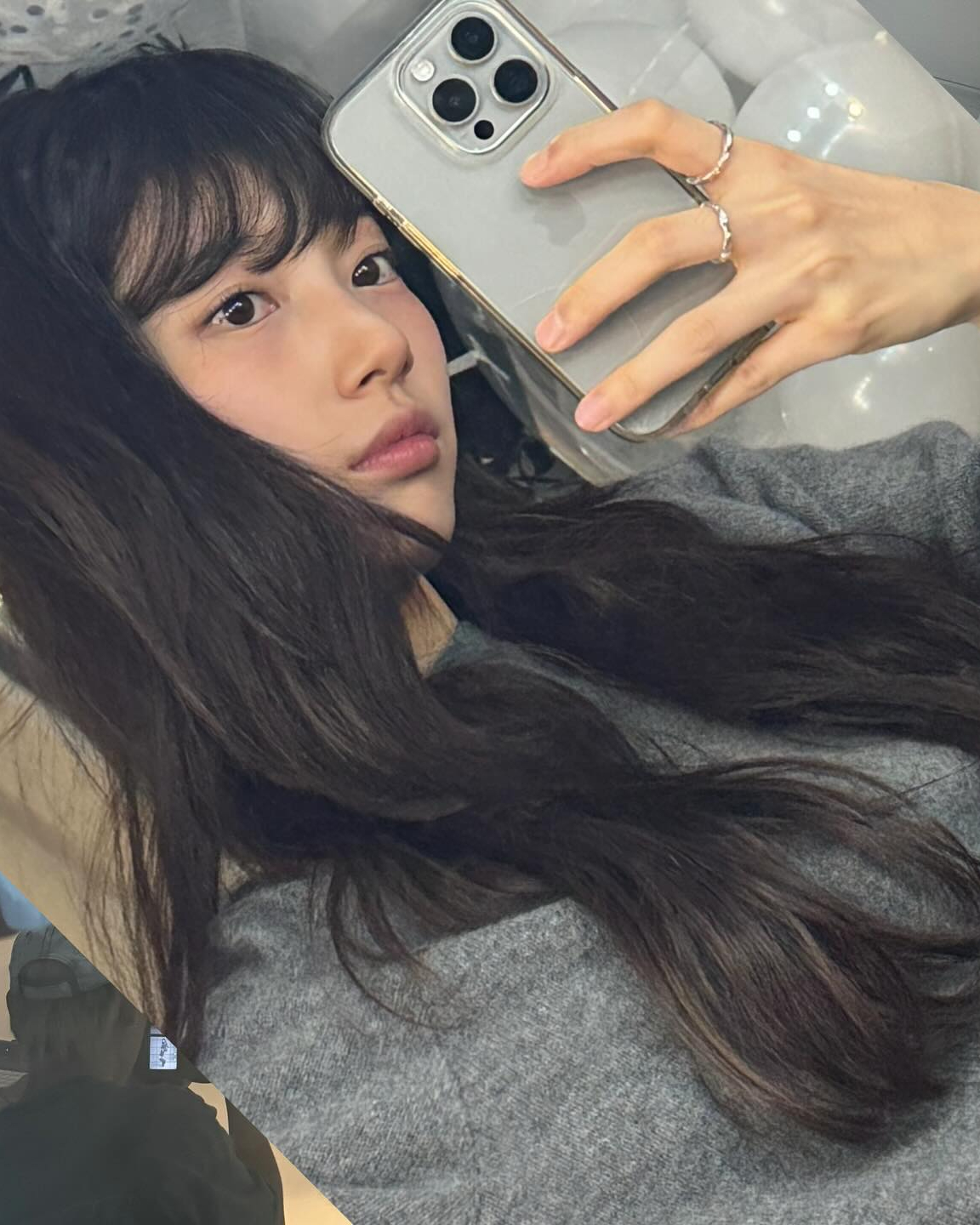 올가을엔 수지처럼 긴 머리하고 분위기 여신이 돼..❤️

▪️앞머리 있 + 장발: 풋풋한 느낌의 동안 이미지를 연출할 수 있어요.
▪️앞머리 없 + 장발: 첫사랑 같은 청순한 분위기를 연출할 수 있죠.
▪️앞머리 없 + 장발 + 염색: 염색에 따라 분위기가 더 활발하고, 귀여워 보이는 것이 특징이에요. 이미지