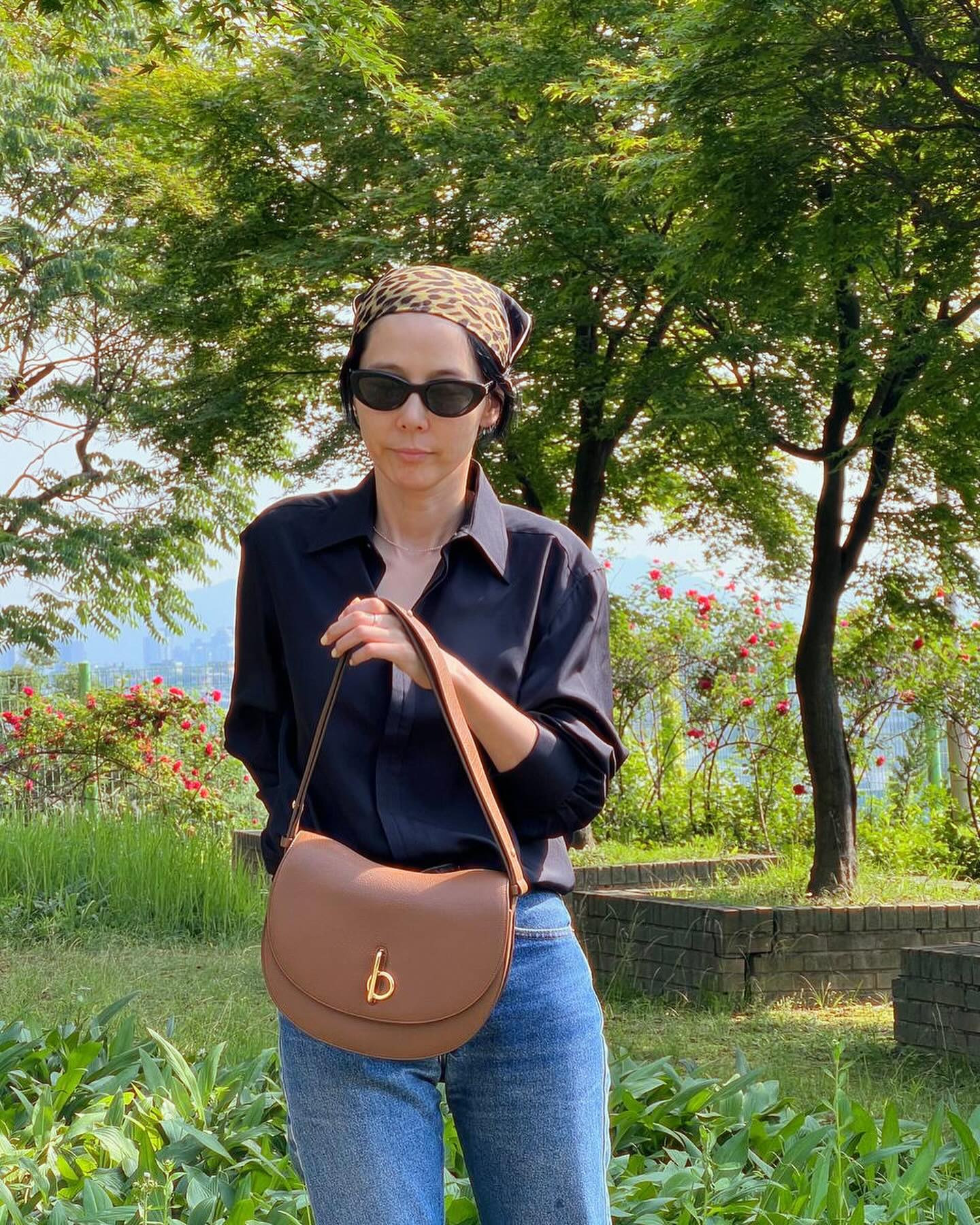 가장 쉬운 엣지 포인트🐆레오파드
 
레오파드 패턴은 확실히 그 자체로 강렬하고 화려한 느낌을 주지만, 적절히 활용하면 미니멀한 룩에도 훌륭한 포인트가 될 수 있어요. 그렇다면 레오파드를 일상에서도 데일리하게 입는 두 가지 방법을 소개해드릴게요.

1. 레오파드 원피스 활용하기: 레오파드 패턴과 원피스의 러블리한 무드가 만나 매력적인 포인트 아이템이 될 거예요. 이때, 화려한 아이템을 매치할 때는 자연스러운 메이크업을 해서 옷에 포커스를 맞추는 것이 좋습니다.

2. 헤드 스카프 스타일링: 레오파드 패턴 헤드 스카프를 활용해 미니멀한 옷차림에 포인트를 더해보세요! 헤어를 묶거나 풀어내린 상태에서 스카프를 착용하면 더 멋스럽게 보입니다. 스카프를 헤어밴드처럼 사용하거나 머리카락을 감싸는 방법으로도 스타일링할 수 있습니다.

레오파드 패턴이 주는 강렬한 느낌을 효과적으로 활용하면, 일상적인 룩에서도 개성 있는 포인트를 더할 수 있습니다. 이미지