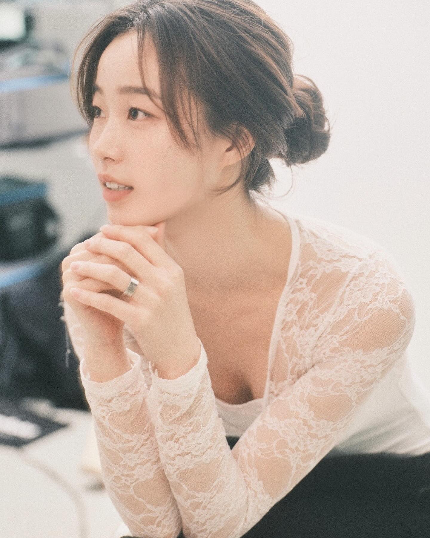 오상욱은 지금 연애중?👩🏻‍❤️‍👨🏻

펜싱 국가대표 오상욱과 한일 혼혈 모델 하루카 토도야와의 열애설이 다시 불거졌습니다. 지난 2일 방송된 '동상이몽 시즌2-너는 내 운명’에서 오상욱은 "난 키가 크고, 멋있는 사람이 좋다. 예쁜 건 싫다. 멋있어야 한다. '걸크러시'와 비슷할 수 있겠다. 여성스러운 것보다 시원스러운 게 좋다"며 구체적인 이상형을 밝혔는데요. 두 사람이 서로 인스타그램 계정을 팔로우 했으며, ‘좋아요’와 ‘아름다워, 네 거는 내 거 내 거도 내 거’ 등 애정과 장난기 가득한 댓글을 주고받은 점, 하루카 토도야가 지난해부터 꾸준히 한국을 찾은 것이 이들의 열애 증거로 제시됐죠. 앞서 오상욱은 지난해 11월 김준호 유튜브 채널 ‘준호말고준호’에 출연해 여자친구가 있다고 직접 밝힌 바 있어 다시금 온라인상에서 뜨겁게 주목을 받고 있습니다. 이미지6