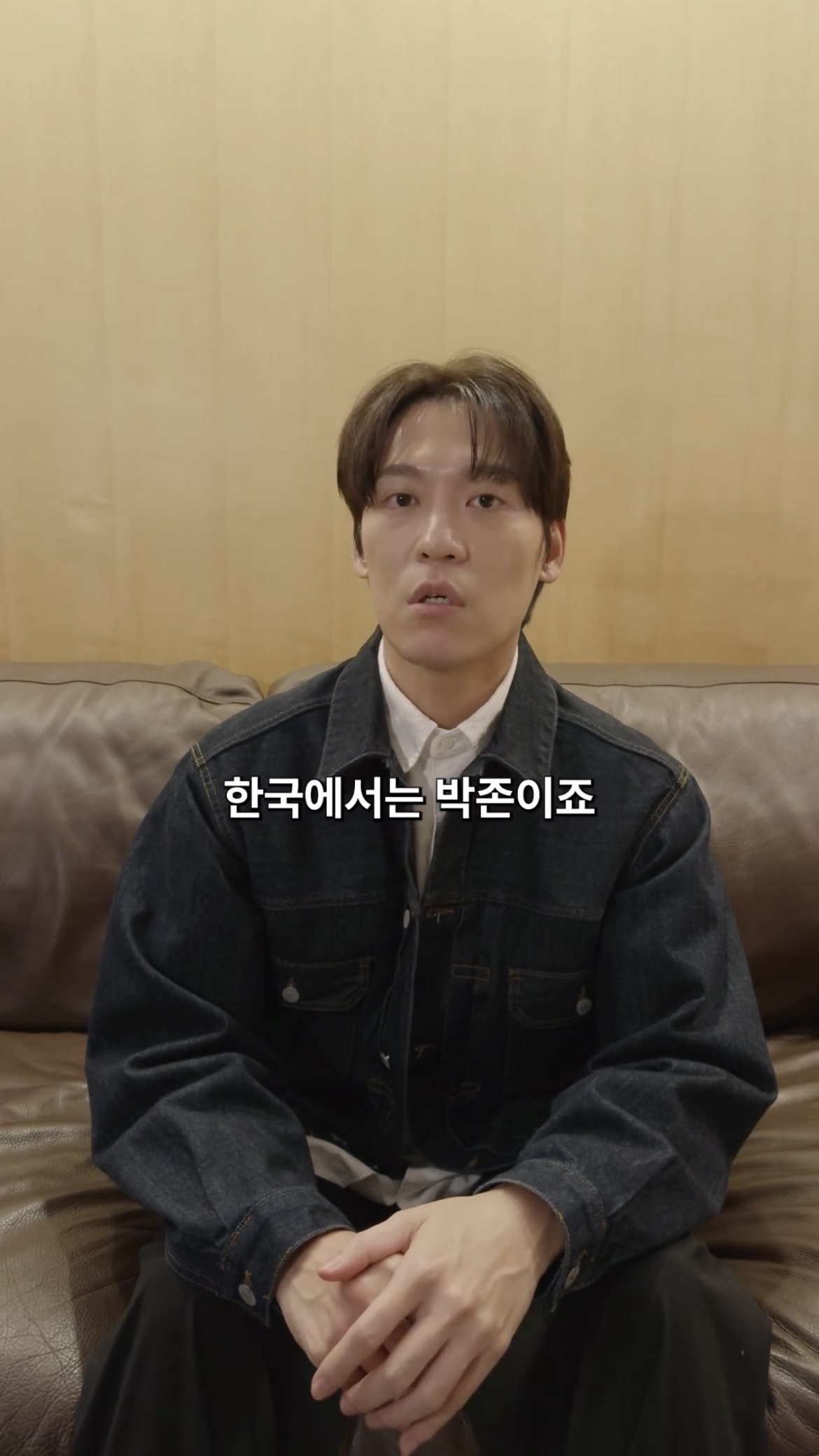 그러니까 이제 박존박이라 부르면 되는 거죠?🤭✔️

지난달 28일 정부가 외국인 성명 표기 방식을 ‘성-이름’ 순서로 통일하기로 하면서 미국 국적의 가수 존박이 화제가 되었는데요. 존박은 앞으로 이름을 박존으로 표기해야 한다며 주목을 받자 당혹스러운 심경을 전했었죠. 최근 존이냐 박이냐 논란을 종결한다며 올린 영상에서도 아직 헷갈려 하며 갈피를 잡지 못한 존박. 존이냐 박이냐 여러분의 생각은? 이미지