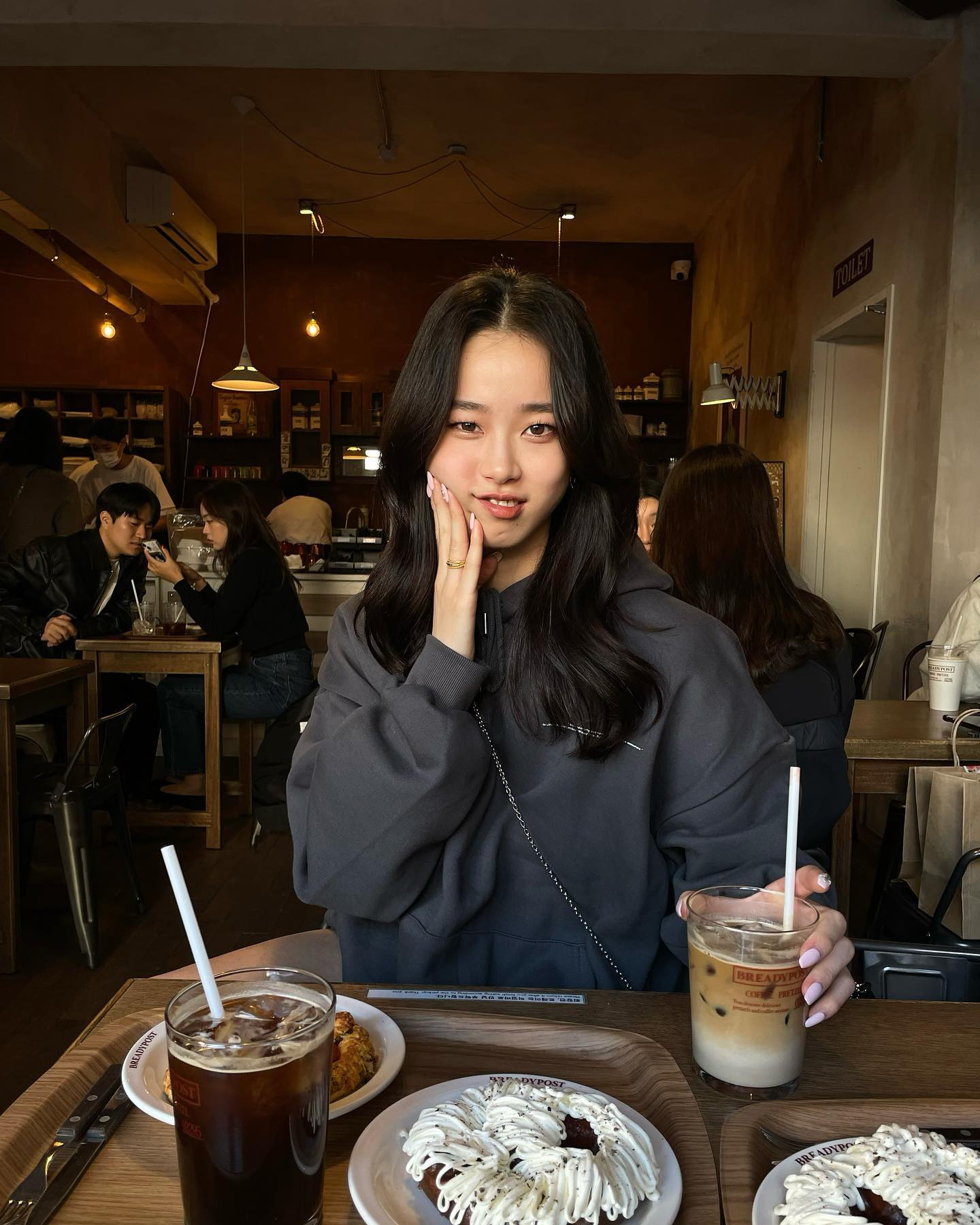 오상욱의 그녀 하루카 토도야💖
직접 밝힌 이상형과 딱 맞는 혼혈 모델👸🏻그녀가 궁금해🔎

오상욱의 열애설 상대로 화제가 되고 있는 하루카 토도야. 그녀는 2000년생 한일 혼혈 모델로 한국과 일본에서 모델 겸 인플루언서로 활동을 하고 있는데요. 러시아 국립 볼쇼이 발레 아카데미에서 발레를 전공한 것으로 알려졌으며 176cm의 큰 키에 여리여리한 몸매, 동양적이면서도 세련된 이미지를 갖고 있죠. 하루카 토도야는 패션 매거진 ‘보그 재팬’의 커버를 장식하기도 했는데요. 오상욱이 이상형으로 언급했던 키 크고 멋있는 사람과 딱 들어맞는 이미지일뿐더러 아직까지 열애설에 대해 공식적인 입장은 내놓지 않은 상태라 더욱 궁금증이 모아지고 있습니다. 이미지8