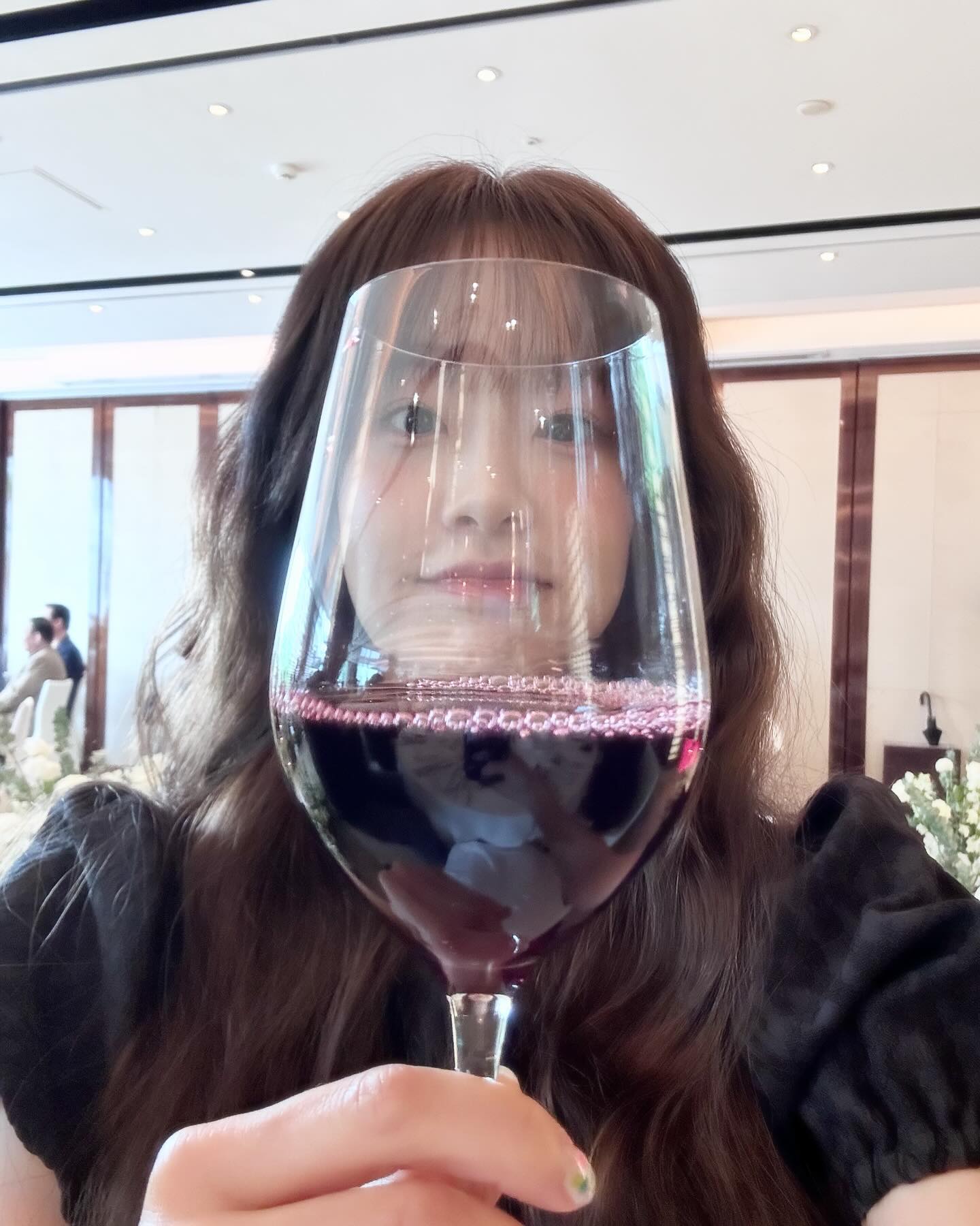 주말엔 무드있게 와인 잔든건 포즈🍷 이미지