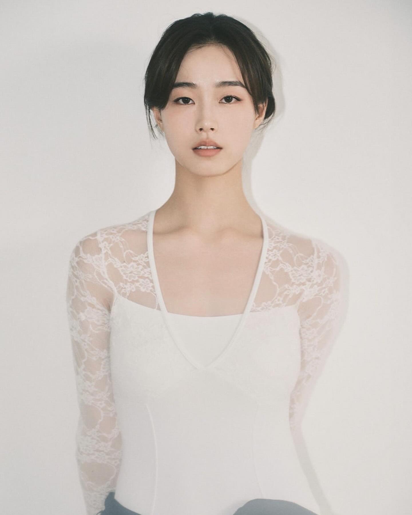 오상욱의 그녀 하루카 토도야💖
직접 밝힌 이상형과 딱 맞는 혼혈 모델👸🏻그녀가 궁금해🔎

오상욱의 열애설 상대로 화제가 되고 있는 하루카 토도야. 그녀는 2000년생 한일 혼혈 모델로 한국과 일본에서 모델 겸 인플루언서로 활동을 하고 있는데요. 러시아 국립 볼쇼이 발레 아카데미에서 발레를 전공한 것으로 알려졌으며 176cm의 큰 키에 여리여리한 몸매, 동양적이면서도 세련된 이미지를 갖고 있죠. 하루카 토도야는 패션 매거진 ‘보그 재팬’의 커버를 장식하기도 했는데요. 오상욱이 이상형으로 언급했던 키 크고 멋있는 사람과 딱 들어맞는 이미지일뿐더러 아직까지 열애설에 대해 공식적인 입장은 내놓지 않은 상태라 더욱 궁금증이 모아지고 있습니다. 이미지6