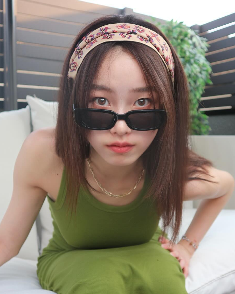 오상욱의 그녀 하루카 토도야💖
직접 밝힌 이상형과 딱 맞는 혼혈 모델👸🏻그녀가 궁금해🔎

오상욱의 열애설 상대로 화제가 되고 있는 하루카 토도야. 그녀는 2000년생 한일 혼혈 모델로 한국과 일본에서 모델 겸 인플루언서로 활동을 하고 있는데요. 러시아 국립 볼쇼이 발레 아카데미에서 발레를 전공한 것으로 알려졌으며 176cm의 큰 키에 여리여리한 몸매, 동양적이면서도 세련된 이미지를 갖고 있죠. 하루카 토도야는 패션 매거진 ‘보그 재팬’의 커버를 장식하기도 했는데요. 오상욱이 이상형으로 언급했던 키 크고 멋있는 사람과 딱 들어맞는 이미지일뿐더러 아직까지 열애설에 대해 공식적인 입장은 내놓지 않은 상태라 더욱 궁금증이 모아지고 있습니다. 이미지5