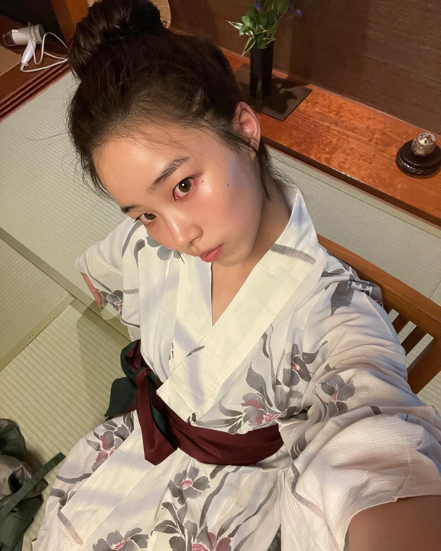 오상욱의 그녀 하루카 토도야💖
직접 밝힌 이상형과 딱 맞는 혼혈 모델👸🏻그녀가 궁금해🔎

오상욱의 열애설 상대로 화제가 되고 있는 하루카 토도야. 그녀는 2000년생 한일 혼혈 모델로 한국과 일본에서 모델 겸 인플루언서로 활동을 하고 있는데요. 러시아 국립 볼쇼이 발레 아카데미에서 발레를 전공한 것으로 알려졌으며 176cm의 큰 키에 여리여리한 몸매, 동양적이면서도 세련된 이미지를 갖고 있죠. 하루카 토도야는 패션 매거진 ‘보그 재팬’의 커버를 장식하기도 했는데요. 오상욱이 이상형으로 언급했던 키 크고 멋있는 사람과 딱 들어맞는 이미지일뿐더러 아직까지 열애설에 대해 공식적인 입장은 내놓지 않은 상태라 더욱 궁금증이 모아지고 있습니다. 이미지10