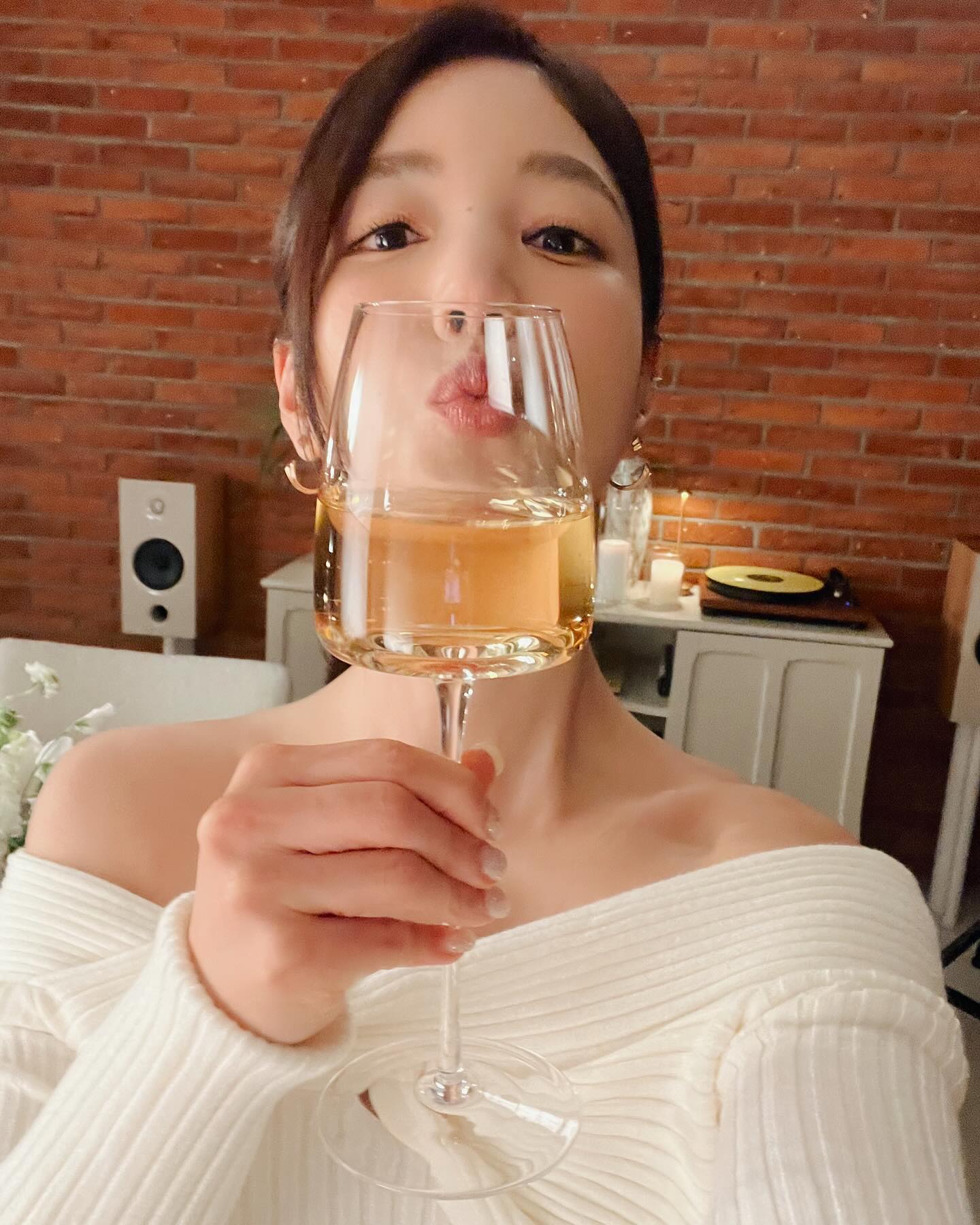 주말엔 무드있게 와인 잔든건 포즈🍷 이미지