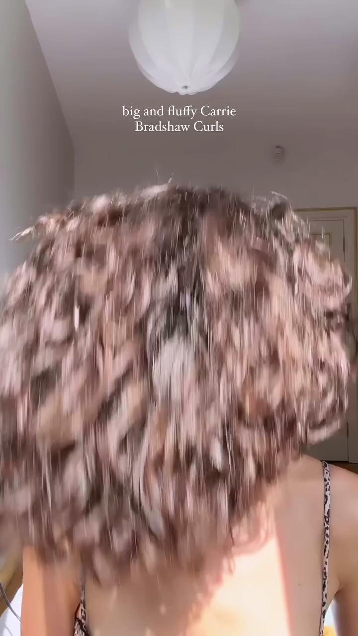 단발 히피펌 언니의 헤어 관리〰️
나도 뽀글 머리 뽐뿌 오네..🍜💆‍♀️ 영상 속 헤어 제품 정보 @참고

1. 올라플렉스 No 6, No9

2. 눅스 헤어오일

3. 다비네스 컬 빌딩 세럼  이미지