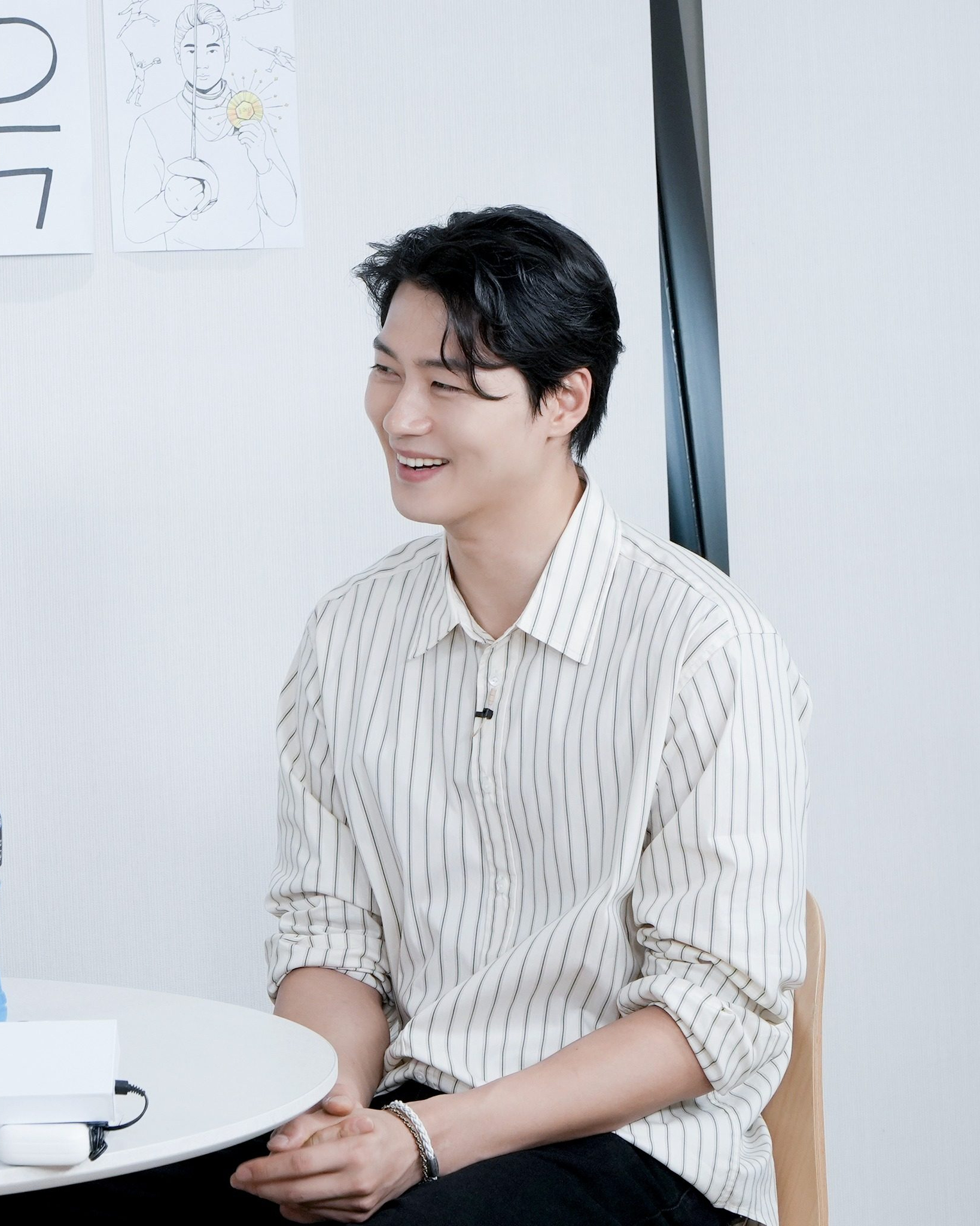 오상욱은 지금 연애중?👩🏻‍❤️‍👨🏻

펜싱 국가대표 오상욱과 한일 혼혈 모델 하루카 토도야와의 열애설이 다시 불거졌습니다. 지난 2일 방송된 '동상이몽 시즌2-너는 내 운명’에서 오상욱은 "난 키가 크고, 멋있는 사람이 좋다. 예쁜 건 싫다. 멋있어야 한다. '걸크러시'와 비슷할 수 있겠다. 여성스러운 것보다 시원스러운 게 좋다"며 구체적인 이상형을 밝혔는데요. 두 사람이 서로 인스타그램 계정을 팔로우 했으며, ‘좋아요’와 ‘아름다워, 네 거는 내 거 내 거도 내 거’ 등 애정과 장난기 가득한 댓글을 주고받은 점, 하루카 토도야가 지난해부터 꾸준히 한국을 찾은 것이 이들의 열애 증거로 제시됐죠. 앞서 오상욱은 지난해 11월 김준호 유튜브 채널 ‘준호말고준호’에 출연해 여자친구가 있다고 직접 밝힌 바 있어 다시금 온라인상에서 뜨겁게 주목을 받고 있습니다. 이미지2
