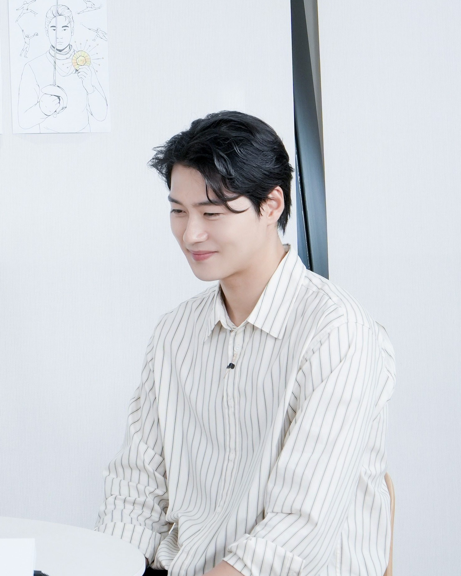오상욱은 지금 연애중?👩🏻‍❤️‍👨🏻

펜싱 국가대표 오상욱과 한일 혼혈 모델 하루카 토도야와의 열애설이 다시 불거졌습니다. 지난 2일 방송된 '동상이몽 시즌2-너는 내 운명’에서 오상욱은 "난 키가 크고, 멋있는 사람이 좋다. 예쁜 건 싫다. 멋있어야 한다. '걸크러시'와 비슷할 수 있겠다. 여성스러운 것보다 시원스러운 게 좋다"며 구체적인 이상형을 밝혔는데요. 두 사람이 서로 인스타그램 계정을 팔로우 했으며, ‘좋아요’와 ‘아름다워, 네 거는 내 거 내 거도 내 거’ 등 애정과 장난기 가득한 댓글을 주고받은 점, 하루카 토도야가 지난해부터 꾸준히 한국을 찾은 것이 이들의 열애 증거로 제시됐죠. 앞서 오상욱은 지난해 11월 김준호 유튜브 채널 ‘준호말고준호’에 출연해 여자친구가 있다고 직접 밝힌 바 있어 다시금 온라인상에서 뜨겁게 주목을 받고 있습니다. 이미지3