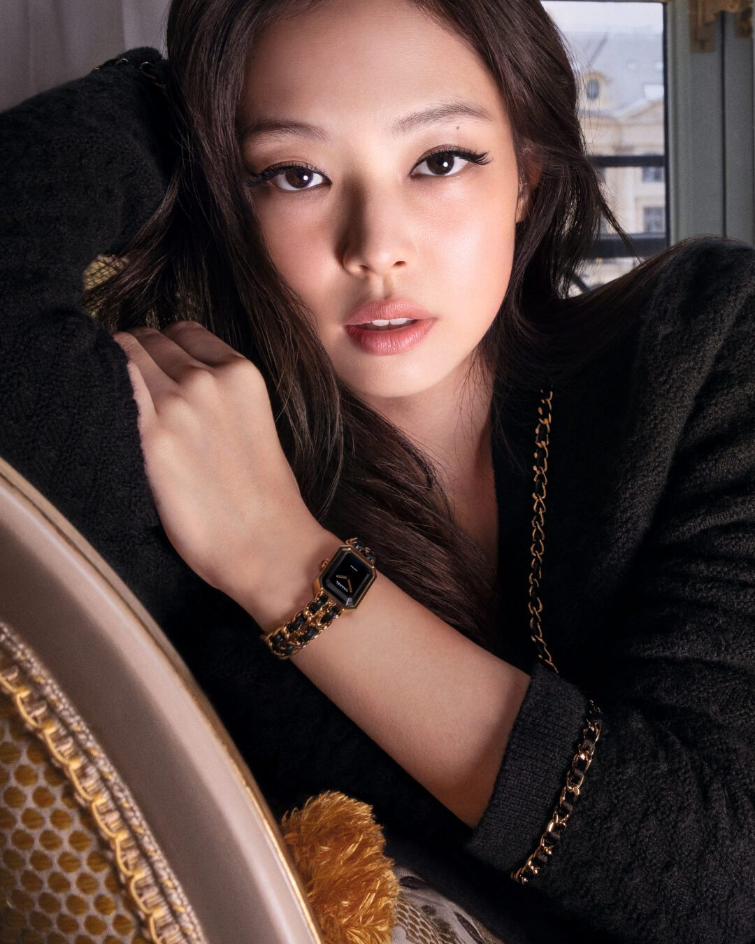제니 폭룡적 용안..🖤✨
샤넬 캠페인 영상 속 착장 정보는?

■ 시계
브랜드 CHANEL
상품명 CHANEL PREMIÈRE ÉDITION ORIGINALE watch 
출시가 $6,200 (830만 원대)

■ 옷
브랜드 CHANEL
상품명 CHANEL 23B Chain cardigan 
출시가 $5,995 (800만 원대) 이미지