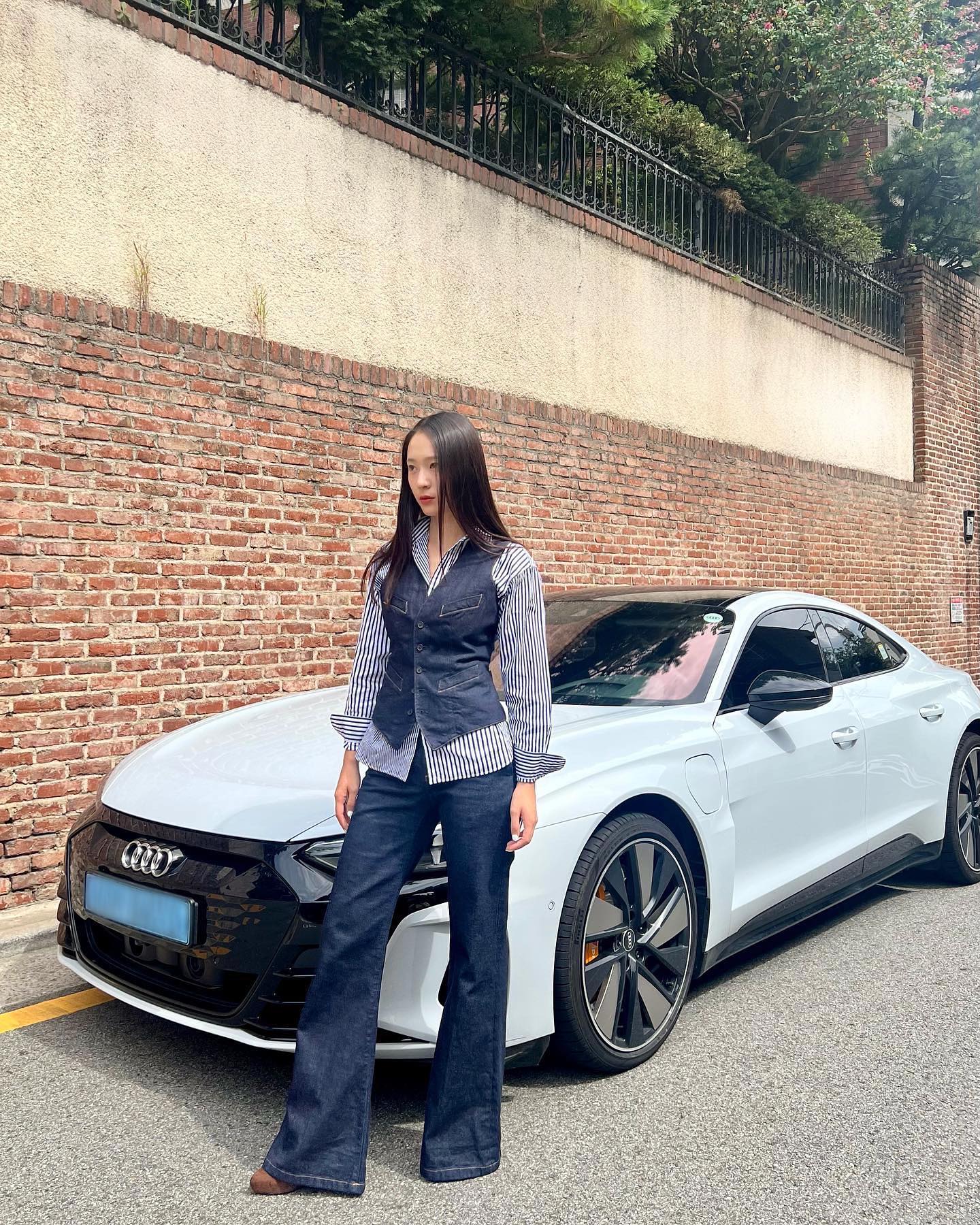 가을 바지, 딱 하나만 산다면?👖  어느덧 시원해진 바람처럼 트렌드에도 새로운 바람이 불고 있습니다. 보헤미안 시크,  Y2K, 레트로, 웨스턴, 드뮤어… 지금 유행하고 있는 모든 트렌드를 아우르는 아이템이 있죠. 바로 플레어 진(부츠컷)입니다.  플레어 진 특유의 곡선이 만들어낸 풍부한 멋은 무얼 입어도 적당히 꾸민듯한 분위기를 연출해줍니다.  멋 부리기 좋은 가을, 이 플레어 진에 두꺼운 스터드 벨트를 매치해 카우보이 같은 웨스턴 무드를 연출할 수도, 두툼한 굽의 통굽을 신어 레트로 무드를 연출할 수도 있죠.  만약 올가을 바지 딱 하나만 산다면? 전 주저없이 플레어 진을 살겁니다. 이미지