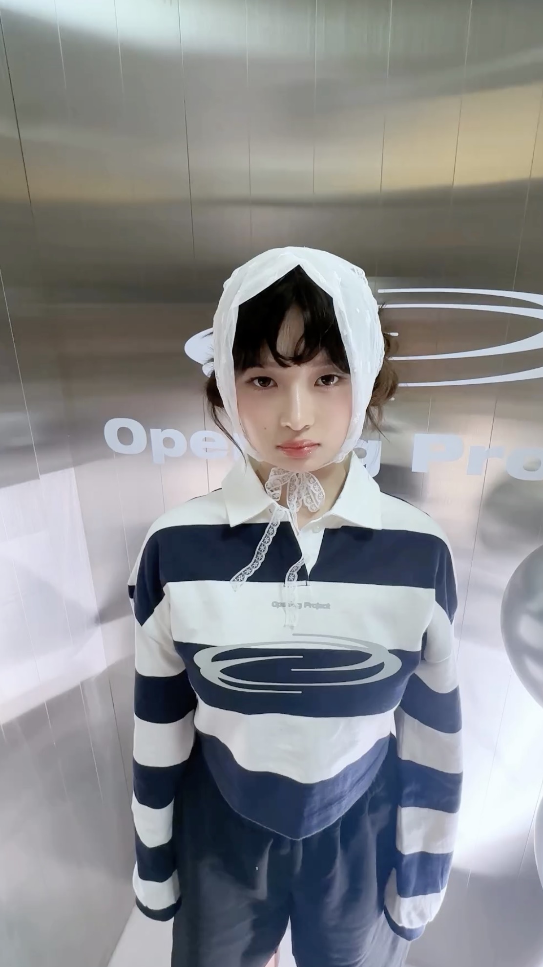 콩순이 레이랑 찰떡 코디잖아🖤
전제품 오프닝프로젝트 브랜드로 상의는 W Identity Stripe Collar T Shirt - White, 하의는 W Ribbon Tape Bermuda Shorts - Black @참고해 이미지