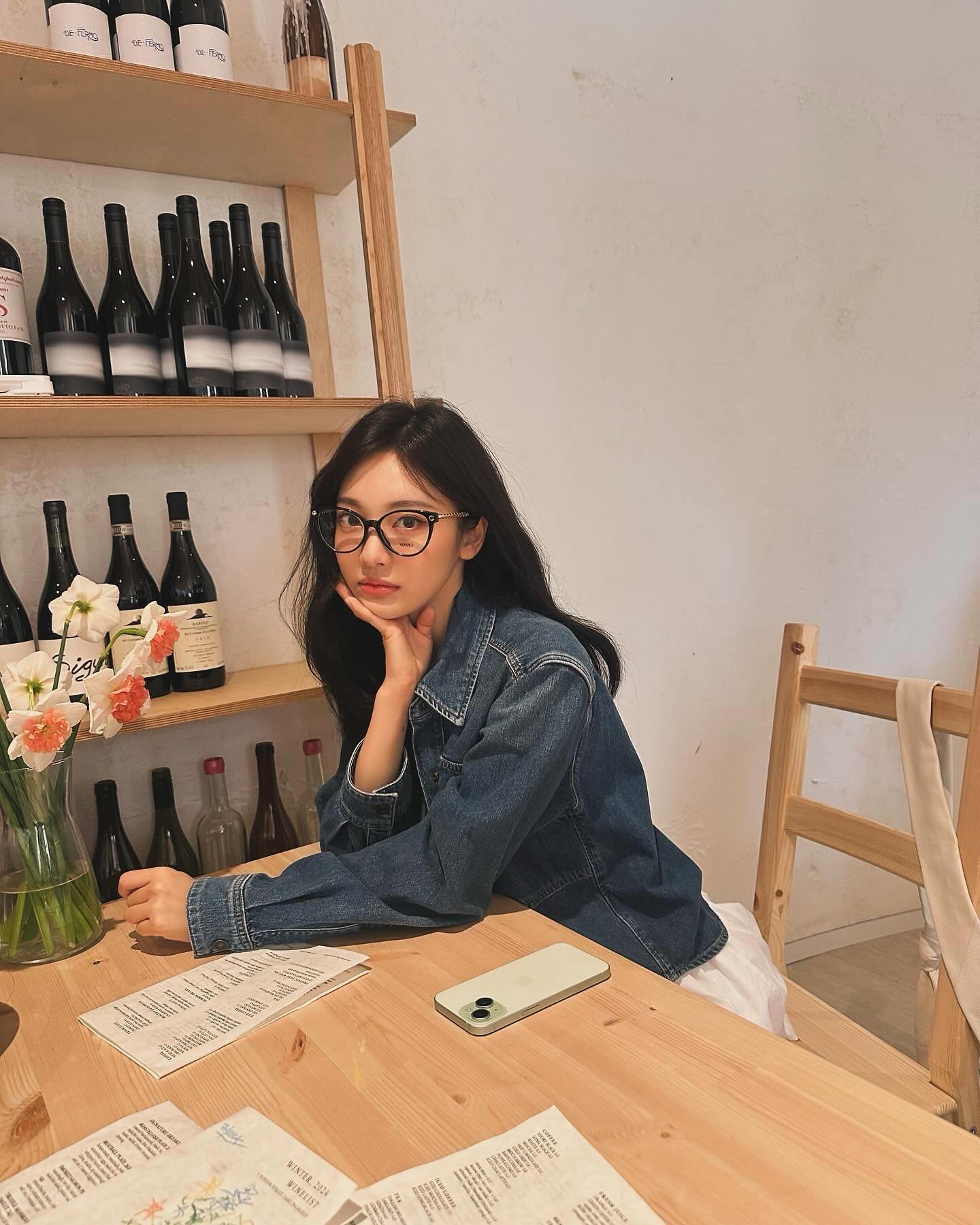 지금만 즐길 수 있는 아우터 4🍁

확연히 선선해진 요즘, 가을이 성큼 다가왔다는 느낌이 듭니다. 짧지만 옷 입기 딱 좋은 이 계절에 어울리는 아우터는 무엇일까요? 셀럽들의 가을 패션을 통해 다양한 스타일을 소개해드리겠습니다!

1. 브라운 자켓 + 블랙 이너 티:  가을 하면 '브라운'이 떠오르죠. 요즘 가을 트렌드 아이템인 스웨이드 브라운 자켓은 어떤 코디와도 잘 어울리며, 미니멀하면서도 최신 드뮤어 룩에 완벽하게 매치됩니다. 팁을 더하자면 브라운 자켓의 따뜻한 색조와 블랙 이너 티의 심플한 컬러 조합이 서로 잘 어우러져, 가을철 멋스러운 룩을 완성해 줍니다.

2. 가디건 + 일자핏 데님: 가을에는 가디건과 일자핏 데님을 조합하여 따뜻하면서도 세련된 스타일을 연출할 수 있습니다. 가디건의 부드럽고 편안한 느낌과 일자핏 데님의 깔끔한 실루엣이 어우러져, 가을철 출근 룩으로 적합한 멋진 코디를 완성할 수 있습니다.

3. 청자켓 + 롱스커트: 가을에는 청자켓과 롱스커트를 매치하여 편안하면서도 사랑스러운 스타일을 연출할 수 있습니다. 청자켓의 캐주얼함과 롱스커트의 우아함이 조화를 이루어 페미닌하면서도 캐주얼한 코디를 완성할 수 있습니다.

4. 브라운 트렌치코트: 가을 하면 바로 떠 오르는 아이템인 트렌치 코트는 따뜻하고 우아한 분위기를 연출해 주며, 다양한 스타일과 잘 어울립니다. 기본적인 캐주얼 룩부터 포멀한 복장까지 폭넓은 코디에 활용할 수 있어, 멋스럽고 세련된 가을 스타일을 완성하는 데 큰 도움이 됩니다. 이미지