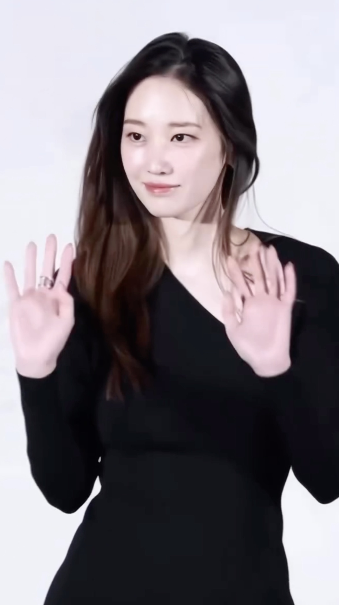 요즘 미모 열일 중🖤@전종서
심플한 블랙드레스에 사선 컷팅으로 세련되면서도 섹시하게✨ 이미지