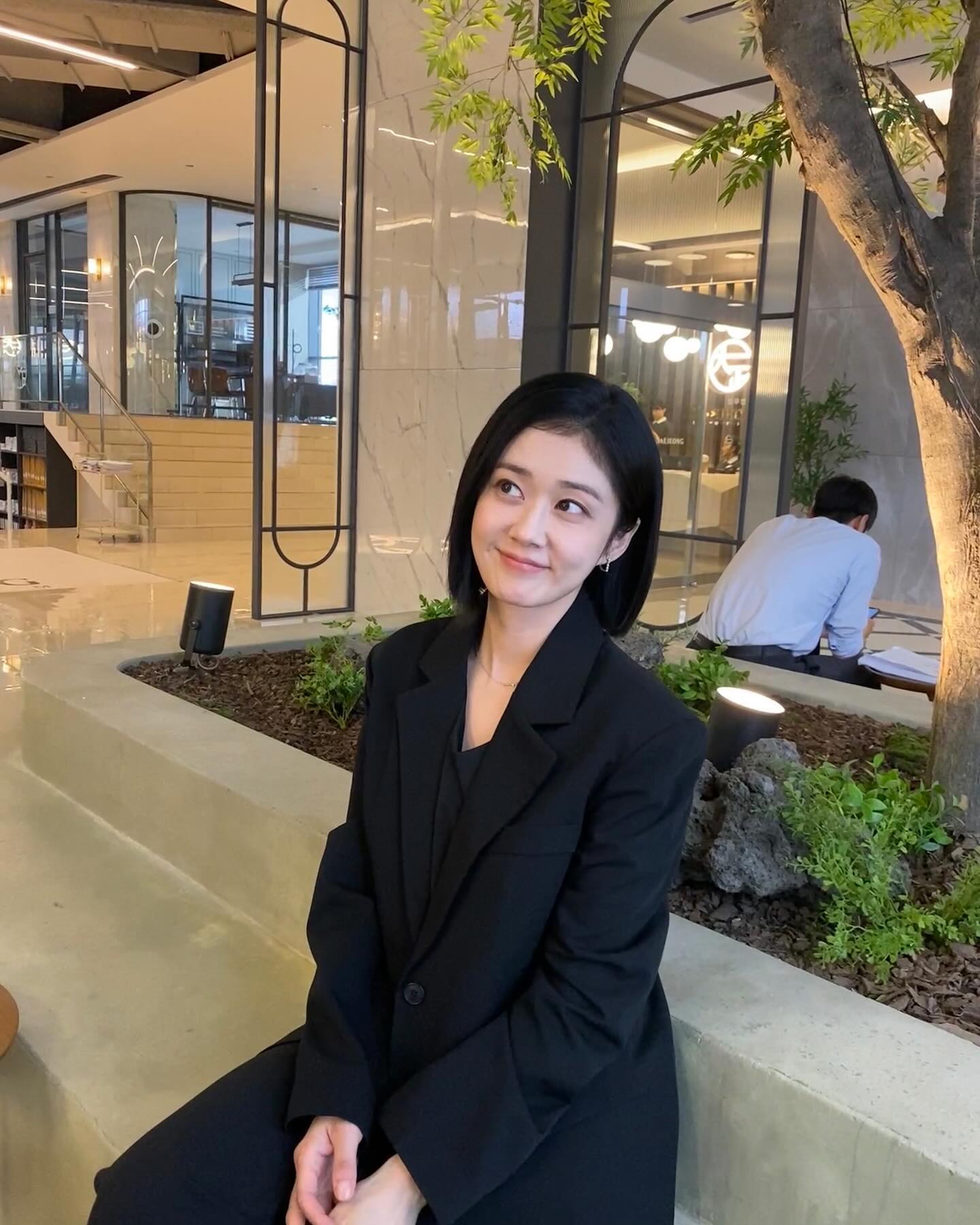 장나라의 드라마 속 차은경룩🖤

드라마 <굿 파트너>에서 이혼 전문 변호사로 변신한 장나라! 그녀가 드라마에서 선보인 차은경룩은 오피스룩으로 안성맞춤인데요. 그 중 자주 보이는 차은경룩 3가지 아이템을 소개합니다.

1. 블랙 블레이저: 가을에 잘 어울리는 자켓, 블랙 블레이저는 심플하고 깔끔한 핏으로 오피스룩의 대표 아이템입니다. 커리어우먼의 느낌을 완벽하게 살리고 싶다면 블랙 블레이저를 추천합니다.

2. 데님 자켓: 블레이저보다 조금 더 자연스러운 느낌을 원한다면 데님 자켓을 추천합니다. 청량한 컬러가 가을의 맑은 하늘과 잘 어우러져 가을철 오피스룩에 제격입니다. 또한 장나라처럼 실버 컬러의 볼드한 링 귀걸이를 매치하면 모던하고 캐주얼한 느낌을 완성할 수 있습니다.

3. 화이트 셔츠: 기본템 중의 기본인 화이트 셔츠는 스타일에 따라 다양한 분위기를 연출할 수 있습니다. 모던한 느낌을 원하면 딱 맞는 정핏 화이트 셔츠를, 캐주얼하고 힙한 느낌을 원하면 오버핏 화이트 셔츠를 선택하면 좋습니다. 이미지