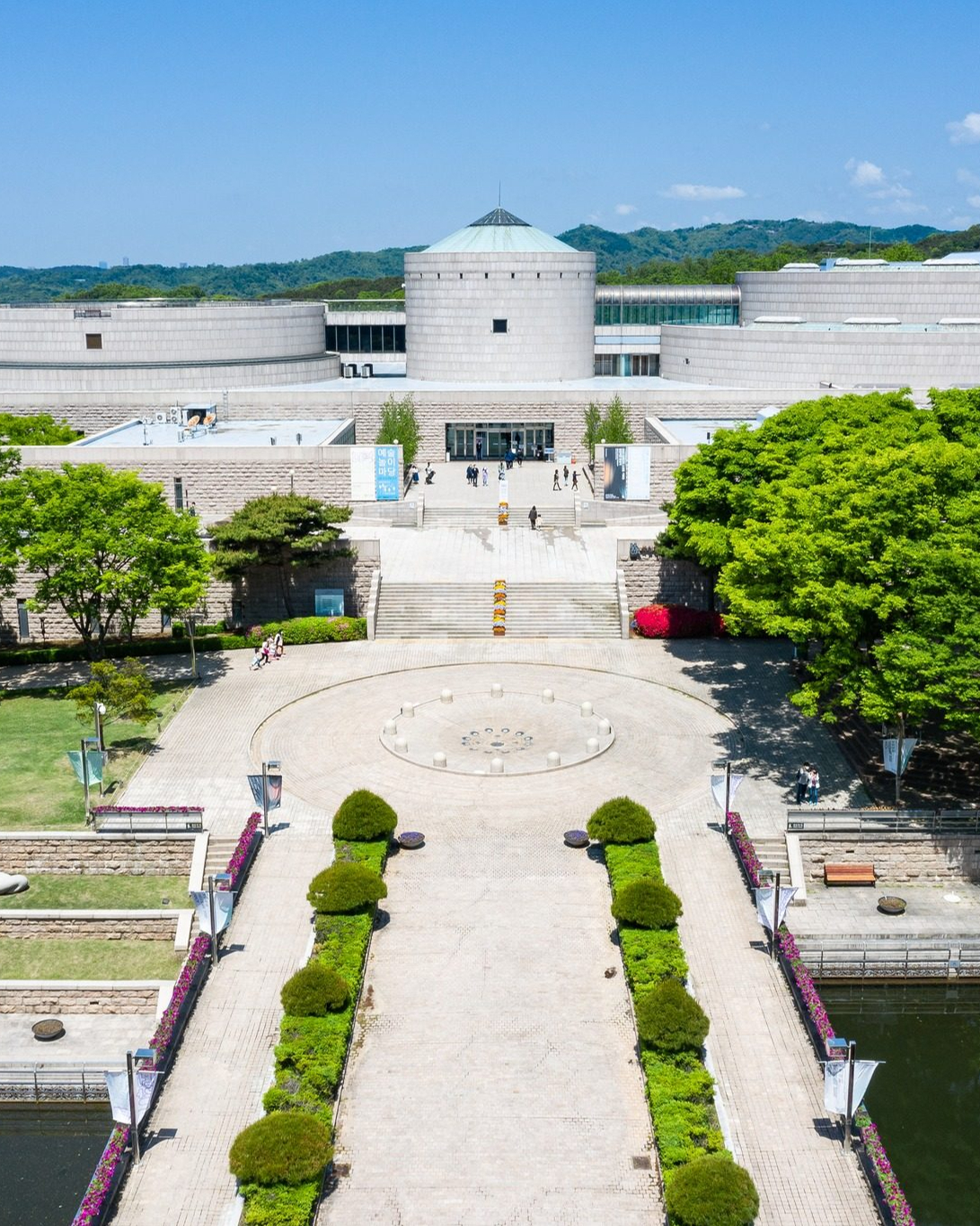 국립현대미술관 무료 관람 실시🙌🏻

국립현대미술관이 특별 무료 관람을 실시합니다. 이번 무료 관람은 ‘2024 대한민국미술축제’ 사업에 동참하고 추석 연휴를 맞아 풍성한 문화 향유 기회를 제공하기 위해 진행되는데요. 모든 관람객은 국립현대미술관 서울, 과천, 덕수궁, 청주에 한하여 미술여행주간(9월 1일~11일)과 추석 연휴(9월 16일~18일) 동안 무료로 전시를 관람할 수 있습니다. 이미지7
