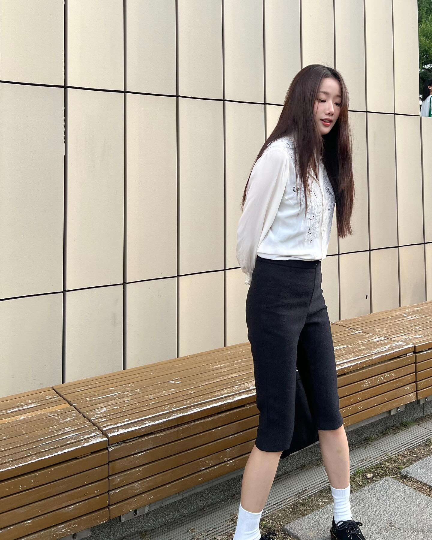 지금 날씨에 딱🤍블라우스 코디 4

요즘 아침과 저녁은 시원하지만 낮에는 여전히 햇살이 뜨겁게 내리쬐는 날씨입니다. 그래서 준비한 지금 입기 딱 좋은 블라우스를 소개할게요. 블라우스는 매치하는 아이템에 따라 다양한 분위기를 연출할 수 있습니다. 출근룩, 하객룩, 데이트룩 등 여러 스타일로 활용 가능한 블라우스 4가지 코디법을 알려드릴게요.

1. 카프리팬츠와 함께 화이트 블라우스 - 카프리팬츠는 이제 트렌드템을 넘어 데일리템으로 자리 잡고 있는데요. 길이가 무릎 아래로 오면서 시원하게 입을 수 있어서, 날씨가 변동이 클 때 유용한 아이템 입니다. 여기에 깔끔한 화이트 긴팔 블라우스를 매치하여 일상적인 룩이나 가벼운 모임, 심지어 비즈니스 캐주얼 스타일에도 적합합니다.

2. 같은 컬러의 스카프와 함께 - 가을이 다가오면서 스카프가 점점 더 자주 보이기 시작하는데요! 색상이 일치하는 스카프와 블라우스는 더 고급스럽고 세련된 인상을 줍니다.

3. 오프숄더 블라우스 - 블라우스에는 다양한 스타일이 있지만, 좀 더 특별한 느낌을 원한다면 오프숄더 블라우스를 추천합니다. 청순한 블라우스와 섹시한 오프숄더가 조화를 이루어 매력적인 룩을 만들어 줍니다.

4. 자켓과 함께 타이 블라우스 - 가을을 만끽하기도 전에 급격히 찾아오는 겨울! 갑자기 추워지는 날씨에는 타이 블라우스와 자켓을 매치한 코디가 매우 적합할 것입니다. 자켓 안으로 보이는 타이 디테일이 모던하면서도 멋진 포인트가 되어줍니다. 이미지