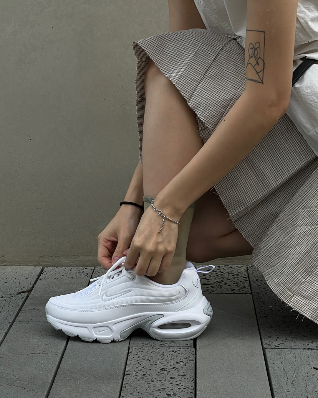 어디 신어도 예뻐🤍🩷@에어맥스
NIKE Air Max Portal👟🏬만능템 ABC마트에서 @만나 #광고 

2000년대 플랫폼 아웃솔과 현대적인 디자인이 만나 탄생한 나이키 Air Max Portal이 출시되었습니다.

구름 위를 걷는 듯한 쿠셔닝을 느낄 수 있는 타원형 중창으로 편안하면서도 고급스러운 디자인이 특징인데요. 컬러는 화이트, 아이보리&블랙, 바이올렛, 레드&블랙으로 총 4가지 컬러가 출시됩니다.

가을 데일리 슈즈로 좋은 나이키 에어맥스 포털을 ABC마트와 아트닷컴에서 만나 보세요.🔥 이미지6