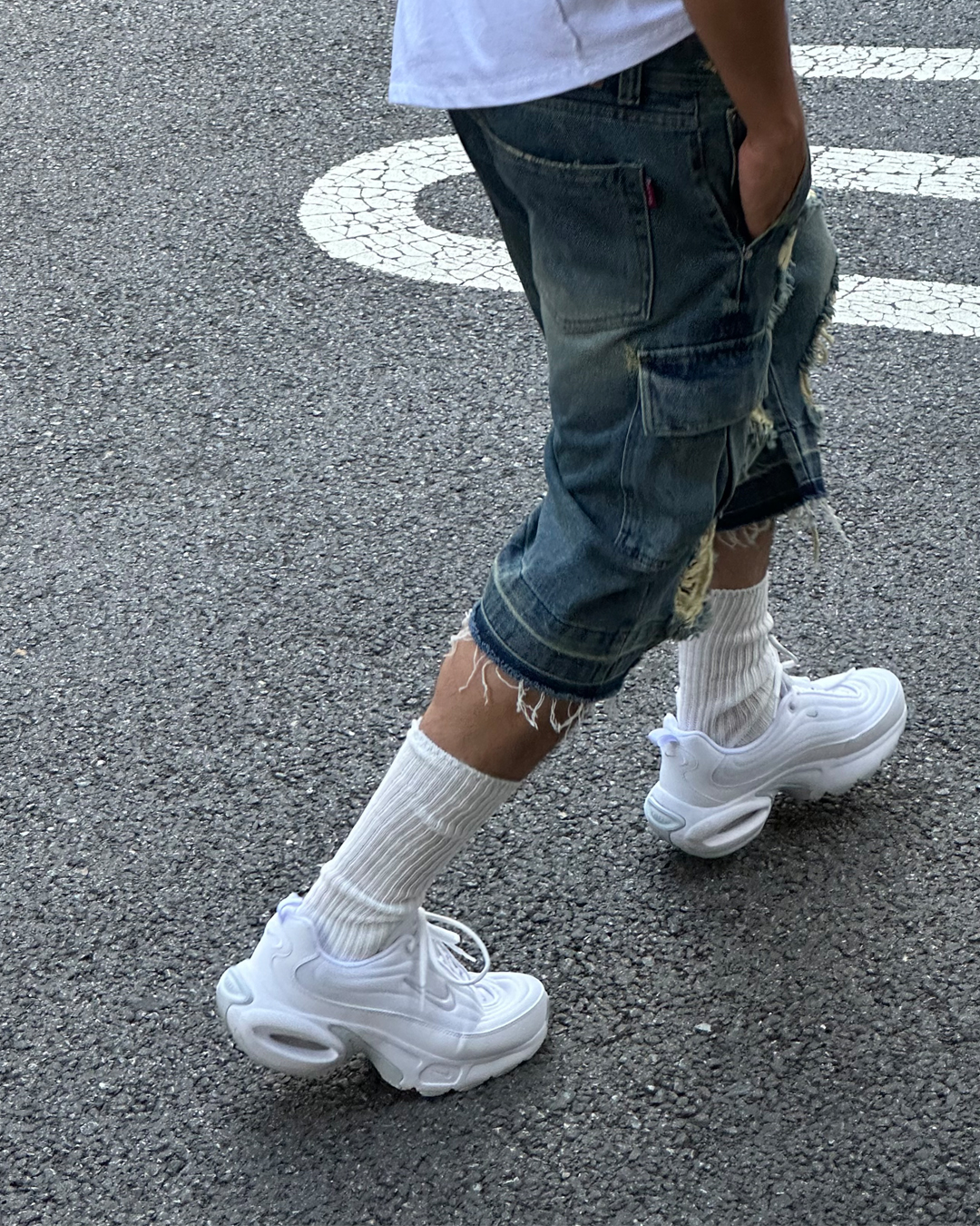 어디 신어도 예뻐🤍🩷@에어맥스
NIKE Air Max Portal👟🏬만능템 ABC마트에서 @만나 #광고 

2000년대 플랫폼 아웃솔과 현대적인 디자인이 만나 탄생한 나이키 Air Max Portal이 출시되었습니다.

구름 위를 걷는 듯한 쿠셔닝을 느낄 수 있는 타원형 중창으로 편안하면서도 고급스러운 디자인이 특징인데요. 컬러는 화이트, 아이보리&블랙, 바이올렛, 레드&블랙으로 총 4가지 컬러가 출시됩니다.

가을 데일리 슈즈로 좋은 나이키 에어맥스 포털을 ABC마트와 아트닷컴에서 만나 보세요.🔥 이미지10