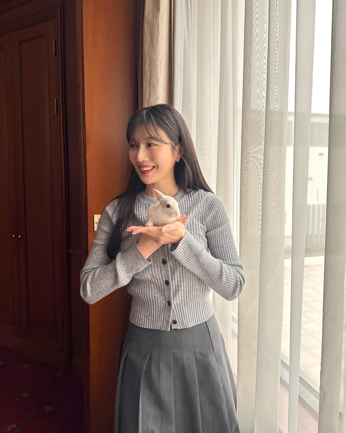 가을 미니멀룩🩶🖤그레이 가디건 이미지