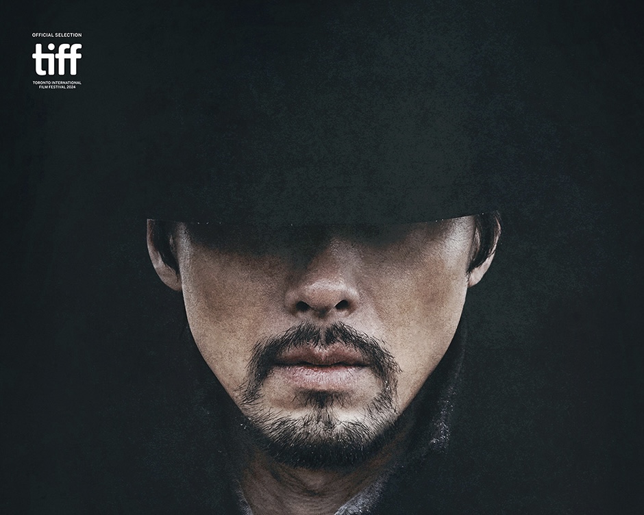 강렬한 현빈 독백 ‘하얼빈’ 예고편🎬  독립투사 안중근의 이야기를 다룬 영화 ‘하얼빈’이 오는 12월 개봉을 확정 짓고 1차 예고편을 공개했습니다. ‘하얼빈’은 1990년, 하나의 목적을 위해 하얼빈으로 향하는 이들과 이를 쫓는 자들 사이의 숨 막히는 추적과 의심을 그린 첩보 드라마인데요. ‘남산의 부장들’, ‘내부자들’을 선보인 우민호 감독과 ‘서울의 봄’, ‘다만 악에서 구하소서’의 제작사 (주)하이브미디어코프가 다시 만나 제작한 작품으로 개봉 전부터 화제를 모으고 있습니다. 이미지