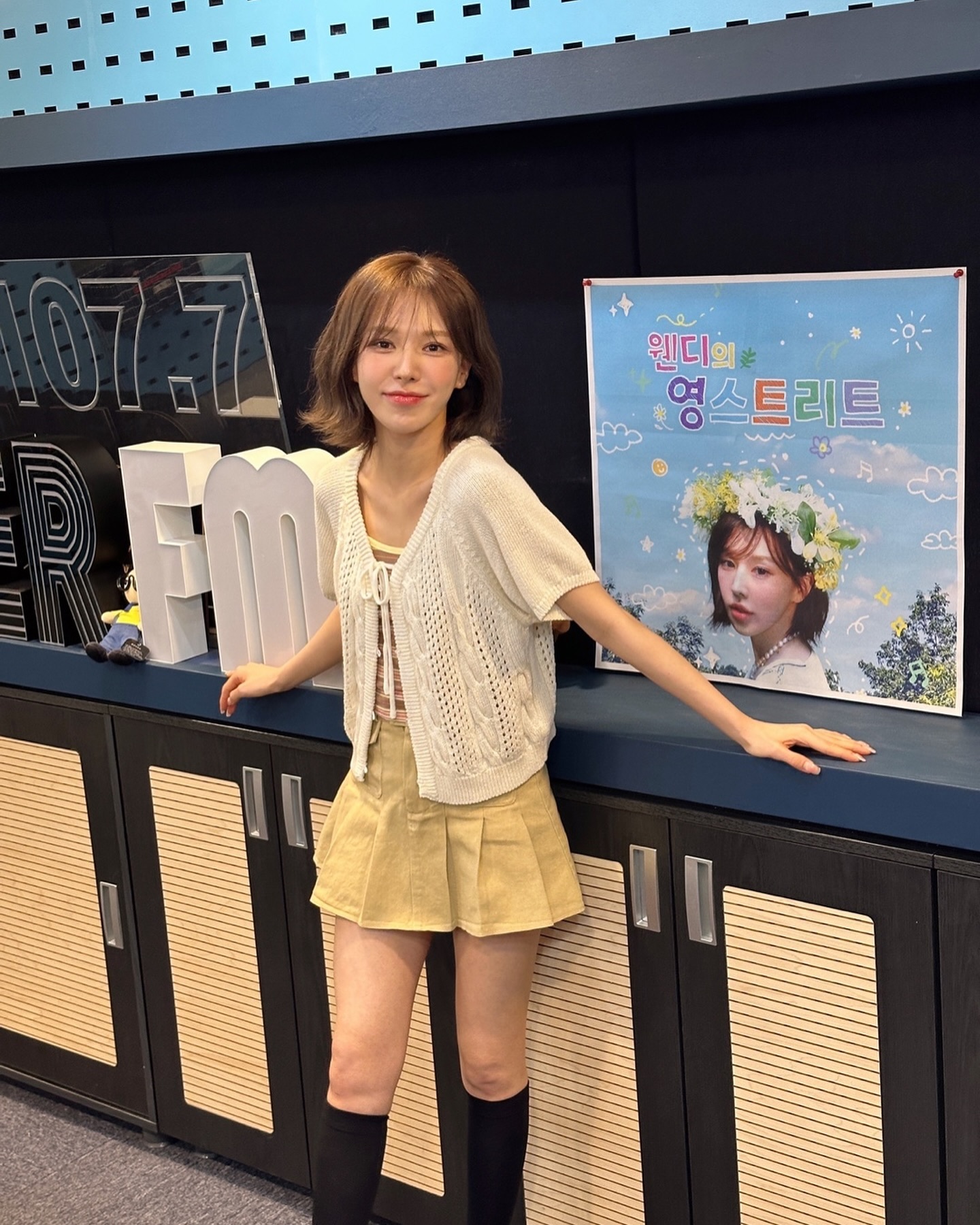 손민수하고 싶은 웬디 출근룩🤎
최근 웬디가 입은 출근룩 정보 참고해봐🙌

1. 론론 - 리본 버튼 숏 슬리브 니트 가디건 + GBH - 스트라이프 탱크 탑

2. 미치코런던 - 멜팅 유니언잭 집업

3. 랭글러 - 데님 오버롤

4. 보디(BODE) - 트루로 스트라이프 티셔츠 + 리엘 - 루디 오버롤 팬츠(Ruddy overall pants)

5. 그로브 - 제니아 레이스 스커트 이미지