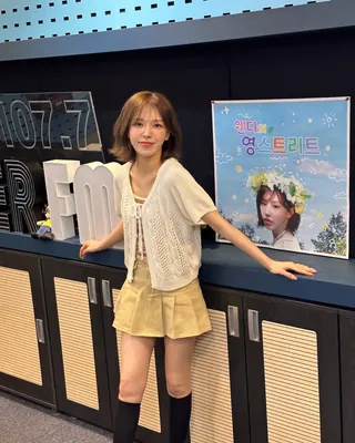 손민수하고 싶은 웬디 출근룩🤎
최근 웬디가 입은 출근룩 정보 참고해봐🙌
1. 론론 - 리본 버튼 숏 슬리브 니트 가디건 + GBH - 스트라이프 탱크 탑
2. 미치코런던 - 멜팅 유니언잭 집업
3. 랭글러 - 데님 오버롤
4. 보디(BODE) - 트루로 스트라이프 티셔츠 + 리엘 - 루디 오버롤 팬츠(Ruddy overall pants)
5. 그로브 - 제니아 레이스 스커트 이미지