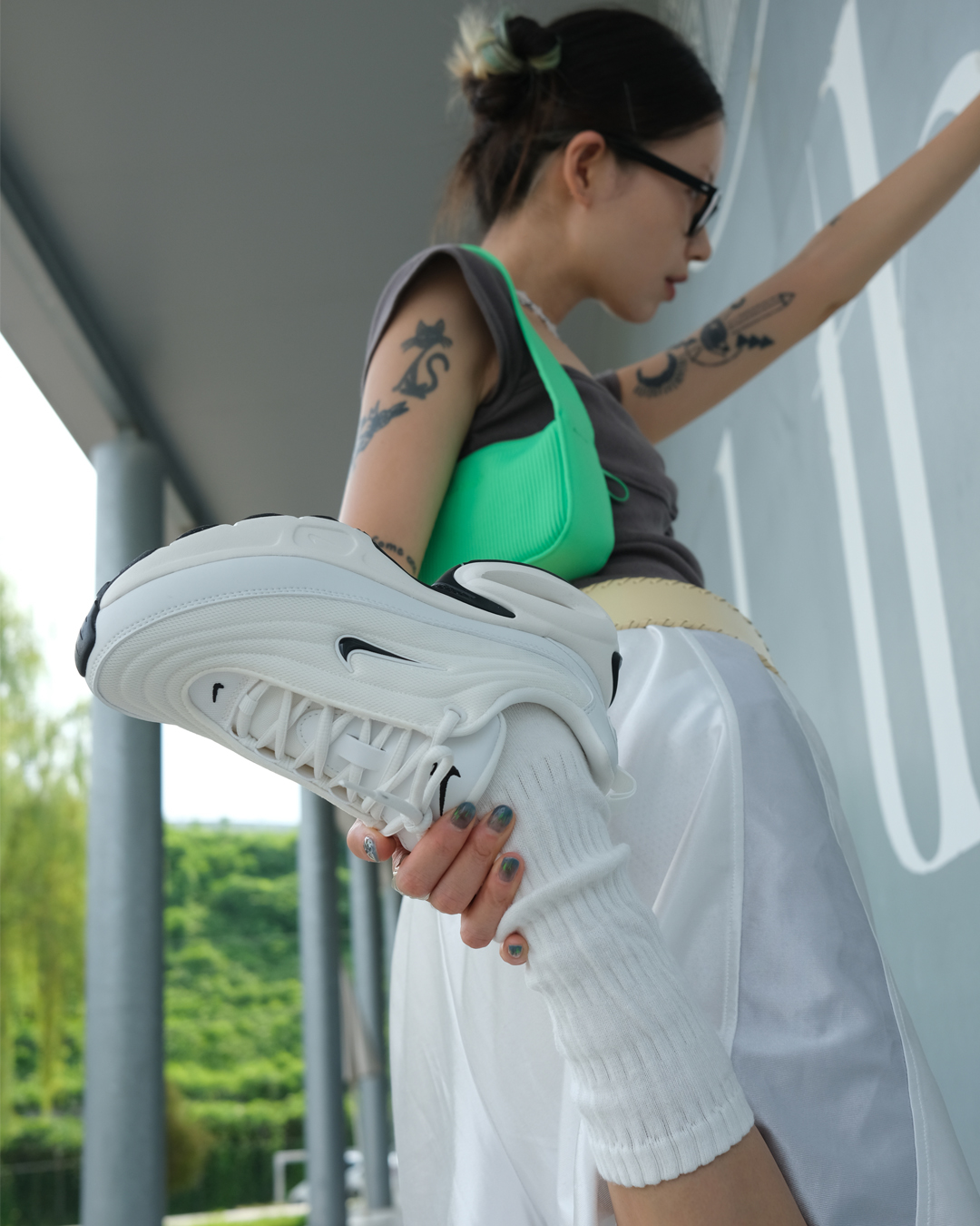 어디 신어도 예뻐🤍🩷@에어맥스
NIKE Air Max Portal👟🏬만능템 ABC마트에서 @만나 #광고 

2000년대 플랫폼 아웃솔과 현대적인 디자인이 만나 탄생한 나이키 Air Max Portal이 출시되었습니다.

구름 위를 걷는 듯한 쿠셔닝을 느낄 수 있는 타원형 중창으로 편안하면서도 고급스러운 디자인이 특징인데요. 컬러는 화이트, 아이보리&블랙, 바이올렛, 레드&블랙으로 총 4가지 컬러가 출시됩니다.

가을 데일리 슈즈로 좋은 나이키 에어맥스 포털을 ABC마트와 아트닷컴에서 만나 보세요.🔥 이미지4