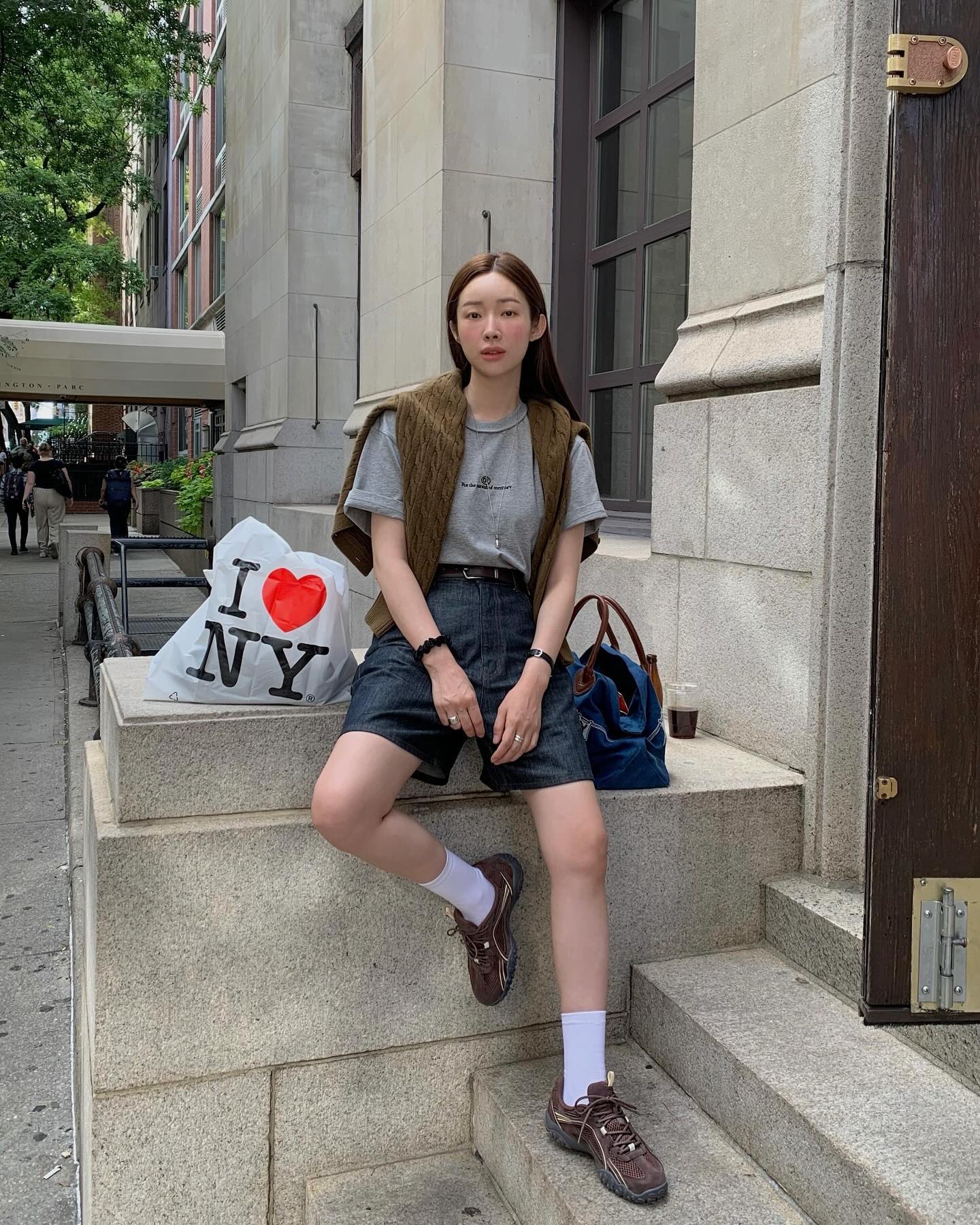 가을 모던감성🤎🇺🇸차정원 뉴욕룩
무채색 스타일링에 분위기 더하는 초코 포인트 한 스푼🥣👟 이미지