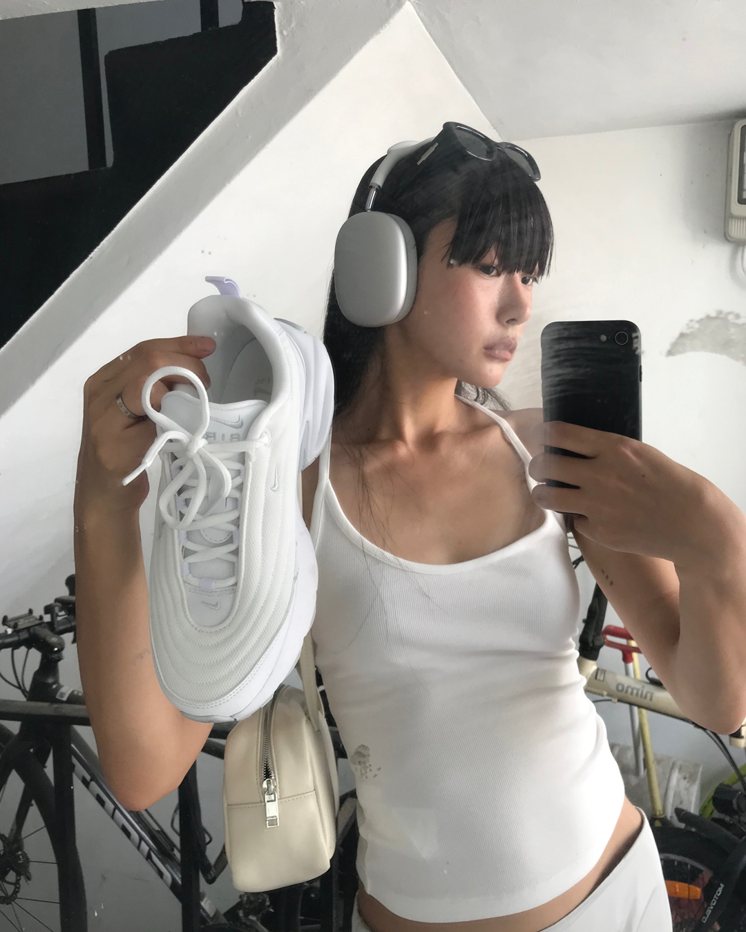 어디 신어도 예뻐🤍🩷@에어맥스
NIKE Air Max Portal👟🏬만능템 ABC마트에서 @만나 #광고 

2000년대 플랫폼 아웃솔과 현대적인 디자인이 만나 탄생한 나이키 Air Max Portal이 출시되었습니다.

구름 위를 걷는 듯한 쿠셔닝을 느낄 수 있는 타원형 중창으로 편안하면서도 고급스러운 디자인이 특징인데요. 컬러는 화이트, 아이보리&블랙, 바이올렛, 레드&블랙으로 총 4가지 컬러가 출시됩니다.

가을 데일리 슈즈로 좋은 나이키 에어맥스 포털을 ABC마트와 아트닷컴에서 만나 보세요.🔥 이미지7