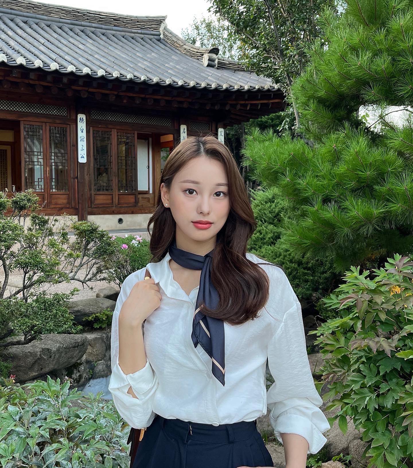 가을 셔츠에 스카프로 분위기🤍✨ 이미지6