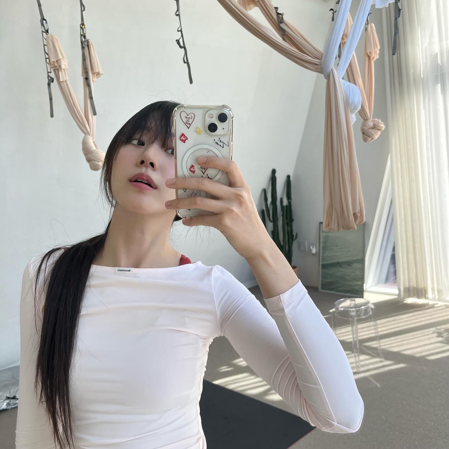 선선해질수록 생각나는💇‍♀️@풀뱅

여름에는 풀뱅을 시도하기 어려웠다면, 이제 가을이 오면서 풀뱅이 점점 더 매력적으로 느껴지지 않으신가요? 풀뱅은 트렌디하면서도 내추럴한 느낌을 동시에 줄 수 있어요. 특히 이마나 눈썹에 컴플렉스가 있다면, 숱이 많은 앞머리로 자연스럽게 보완할 수 있죠. 또한 풀뱅은 그 자체로도 화려함을 더해주기 때문에 민낯일 때도 잘 어울린다는 장점이 있어요. 이번 가을에는 셀럽들의 풀뱅 스타일을 참고해서 새로운 이미지로 변신해 보세요🤎 이미지4