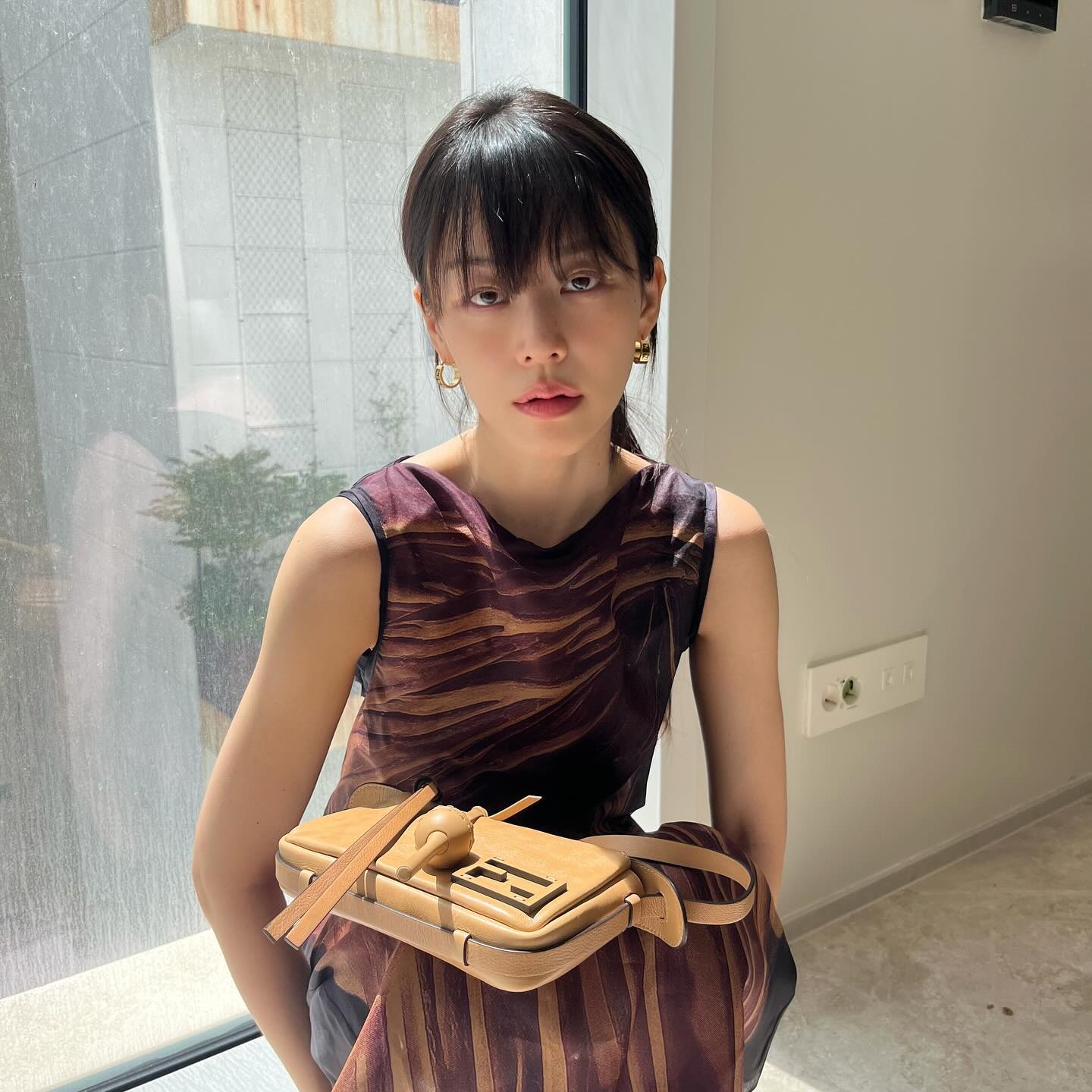 선선해질수록 생각나는💇‍♀️@풀뱅

여름에는 풀뱅을 시도하기 어려웠다면, 이제 가을이 오면서 풀뱅이 점점 더 매력적으로 느껴지지 않으신가요? 풀뱅은 트렌디하면서도 내추럴한 느낌을 동시에 줄 수 있어요. 특히 이마나 눈썹에 컴플렉스가 있다면, 숱이 많은 앞머리로 자연스럽게 보완할 수 있죠. 또한 풀뱅은 그 자체로도 화려함을 더해주기 때문에 민낯일 때도 잘 어울린다는 장점이 있어요. 이번 가을에는 셀럽들의 풀뱅 스타일을 참고해서 새로운 이미지로 변신해 보세요🤎 이미지