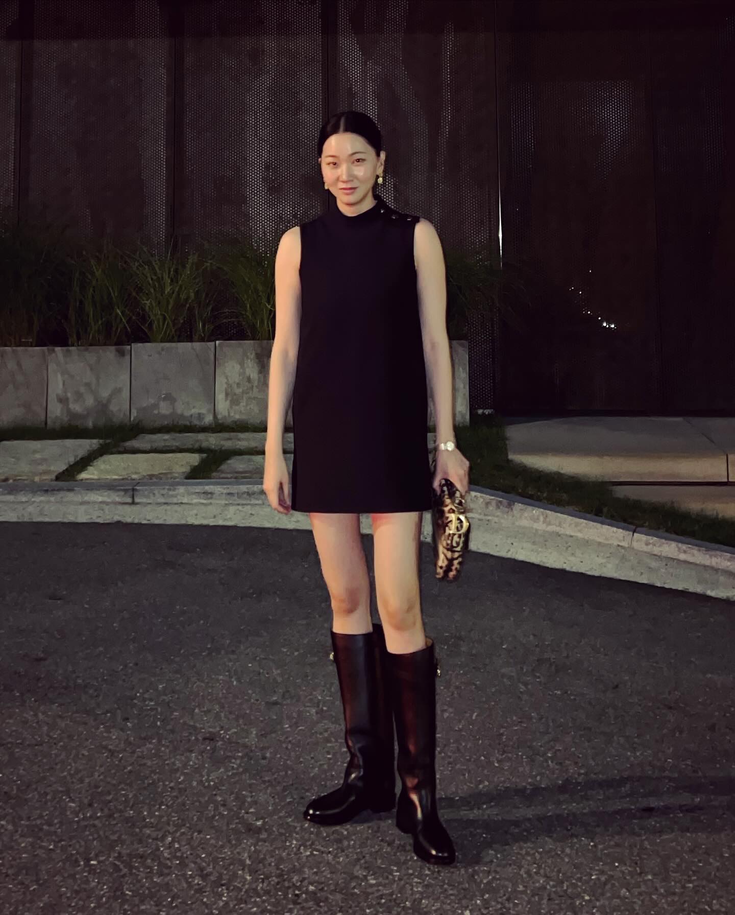 롱부츠를 신는 3가지 방법👢🤎

환절기가 되면 옷 입는 재미가 슬슬 되살아납니다. 다음주부터 최저 기온이 22° 로 내려가며 환절기가 체감 될 겁니다. 그간 더워서 신지 못했던 롱부츠를 신발장에서 꺼내주기 적기인 때죠.

■ 원피스에 롱부츠
기장이 짧은 원피스에 롱부츠를 매치하면 발랄한 분위기를 더해줍니다. 기장이 긴 원피스라면 고급스러운 동시에 활동적인 분위기를 더해주죠. 보헤미안 시크 무드를 자아내고 싶다면 풍성한 러플 장식이 가미된 드레스에 롱부츠 조합을 선택해보세요.

■ 롱부츠에 바지 넣어입기
승마복을 연상시키는 코디죠. 특히 스키니와 매치한다면 클래식한 승마복 무드를 연출 할 수 있습니다. 와이드 핏의 바지를 입으면 캐주얼한 무드가 살아나구요.바지의 핏에 따라 분위기가 달라지는 것이 매력적인 코디법입니다. 

■ 짧은 하의에 롱부츠
짧은 하의를 단독으로 착용하기 부담스러우시다면 롱부츠를 함께 매치해보세요. 노출 부담은 적어지고 멋은 극대화 시킬 수 있으니까요. 이미지