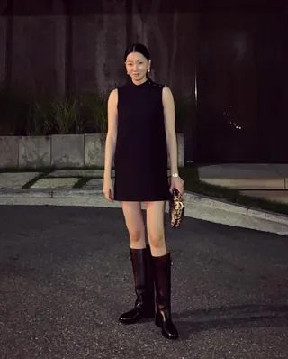 롱부츠를 신는 3가지 방법👢🤎 환절기가 되면 옷 입는 재미가 슬슬 되살아납니다. 다음주부터 최저 기온이 22° 로 내려가며 환절기가 체감 될 겁니다. 그간 더워서 신지 못했던 롱부츠를 신발장에서 꺼내주기 적기인 때죠. ■ 원피스에 롱부츠 기장이 짧은 원피스에 롱부츠를 매치하면 발랄한 분위기를 더해줍니다. 기장이 긴 원피스라면 고급스러운 동시에 활동적인 분위기를 더해주죠. 보헤미안 시크 무드를 자아내고 싶다면 풍성한 러플 장식이 가미된 드레스에 롱부츠 조합을 선택해보세요. ■ 롱부츠에 바지 넣어입기 승마복을 연상시키는 코디죠. 특히 스키니와 매치한다면 클래식한 승마복 무드를 연출 할 수 있습니다. 와이드 핏의 바지를 입으면 캐주얼한 무드가 살아나구요.바지의 핏에 따라 분위기가 달라지는 것이 매력적인 코디법입니다. ■ 짧은 하의에 롱부츠 짧은 하의를 단독으로 착용하기 부담스러우시다면 롱부츠를 함께 매치해보세요. 노출 부담은 적어지고 멋은 극대화 시킬 수 있으니까요. 이미지