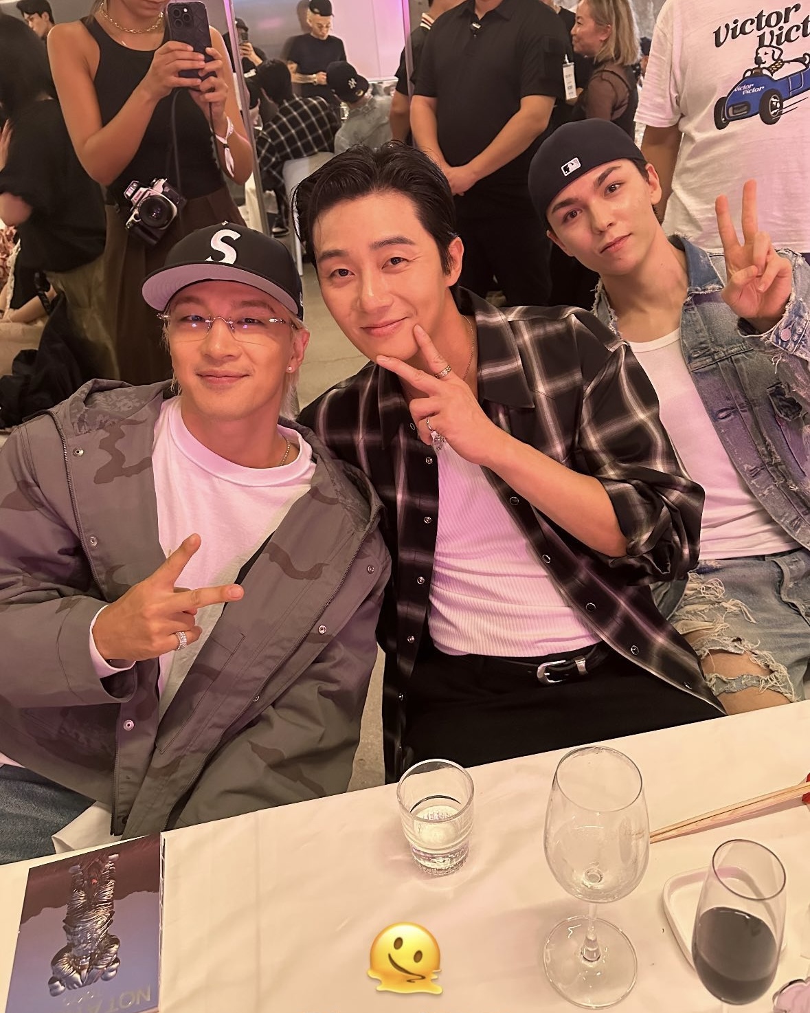 휴먼메이드 프라이빗 디너🍾이 조합에 끼이고 싶다💞

휴먼메이드의 서울 스토어 오픈을 앞두고 어제(5일) 진행된 프라이빗 디너 현장. 휴먼메이드 크리에이티브 디렉터 니고와 어드바이저 퍼렐 윌리엄스, 카우스, 그리고 크리에이티브 파트너 베르디가 셀럽들을 성수 매장으로 초대해 매장 안에서 저녁 만찬을 즐겼는데요. 제니, 태양, 박서준, 버논, 로꼬, 그루비룸 등 많은 패셔니스타들이 총출동한 어제의 현장을 확인해 보세요! 이미지