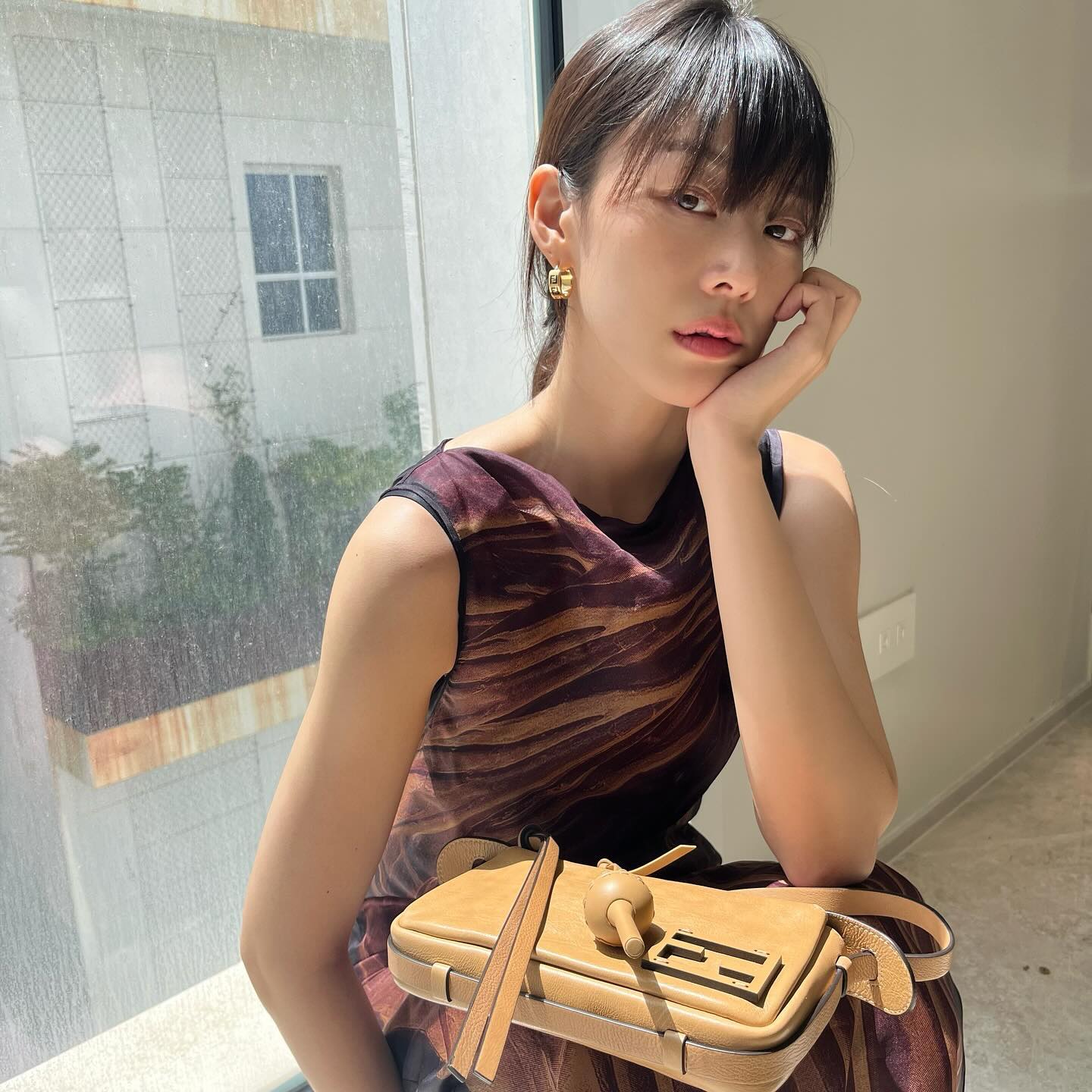 선선해질수록 생각나는💇‍♀️@풀뱅

여름에는 풀뱅을 시도하기 어려웠다면, 이제 가을이 오면서 풀뱅이 점점 더 매력적으로 느껴지지 않으신가요? 풀뱅은 트렌디하면서도 내추럴한 느낌을 동시에 줄 수 있어요. 특히 이마나 눈썹에 컴플렉스가 있다면, 숱이 많은 앞머리로 자연스럽게 보완할 수 있죠. 또한 풀뱅은 그 자체로도 화려함을 더해주기 때문에 민낯일 때도 잘 어울린다는 장점이 있어요. 이번 가을에는 셀럽들의 풀뱅 스타일을 참고해서 새로운 이미지로 변신해 보세요🤎 이미지7