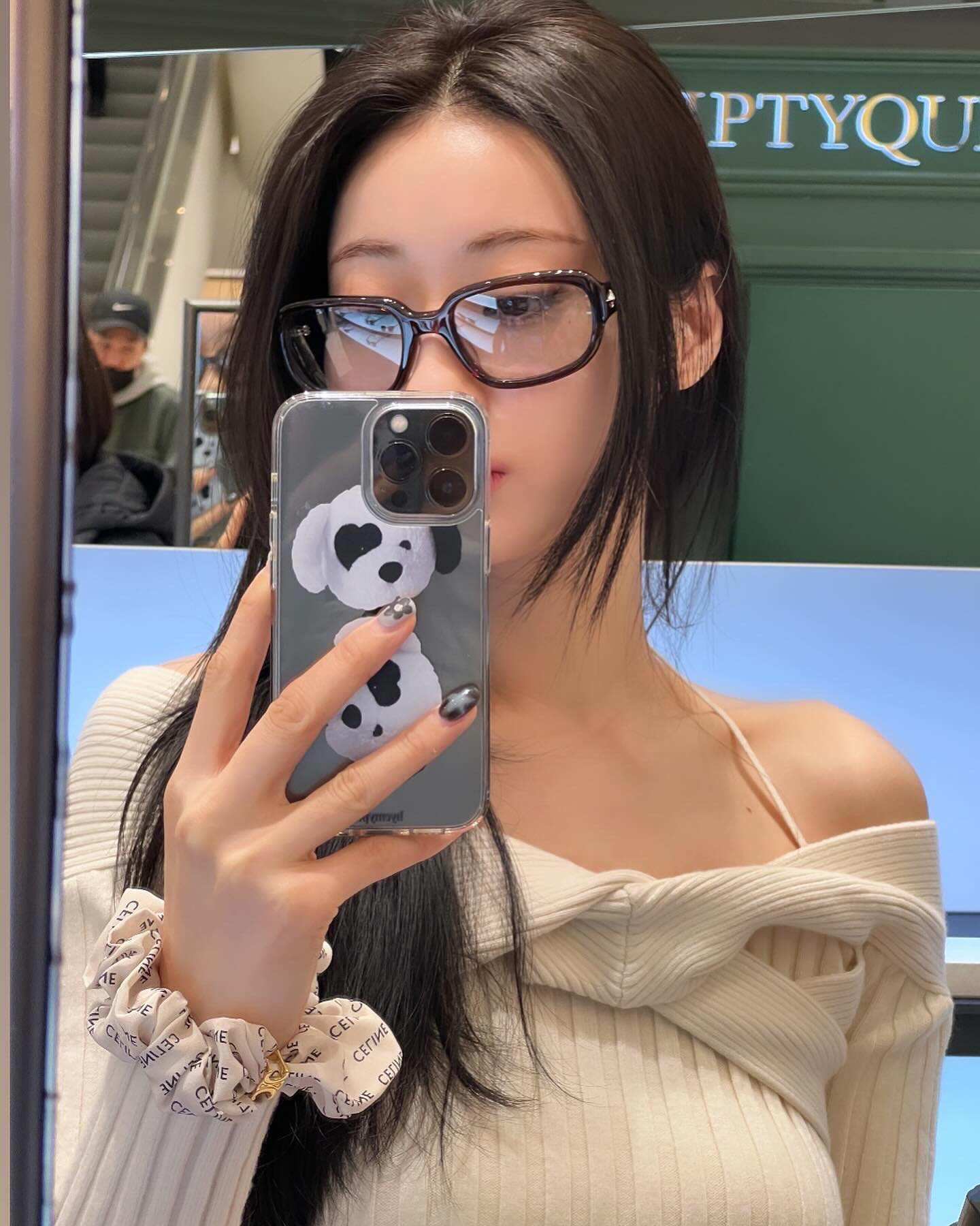 지금부터 쭉 입을🩶오프숄더 니트
포인트를 더하고 싶은 날 오프숄더로 페미닌 무드 얹기✔️ 이미지4