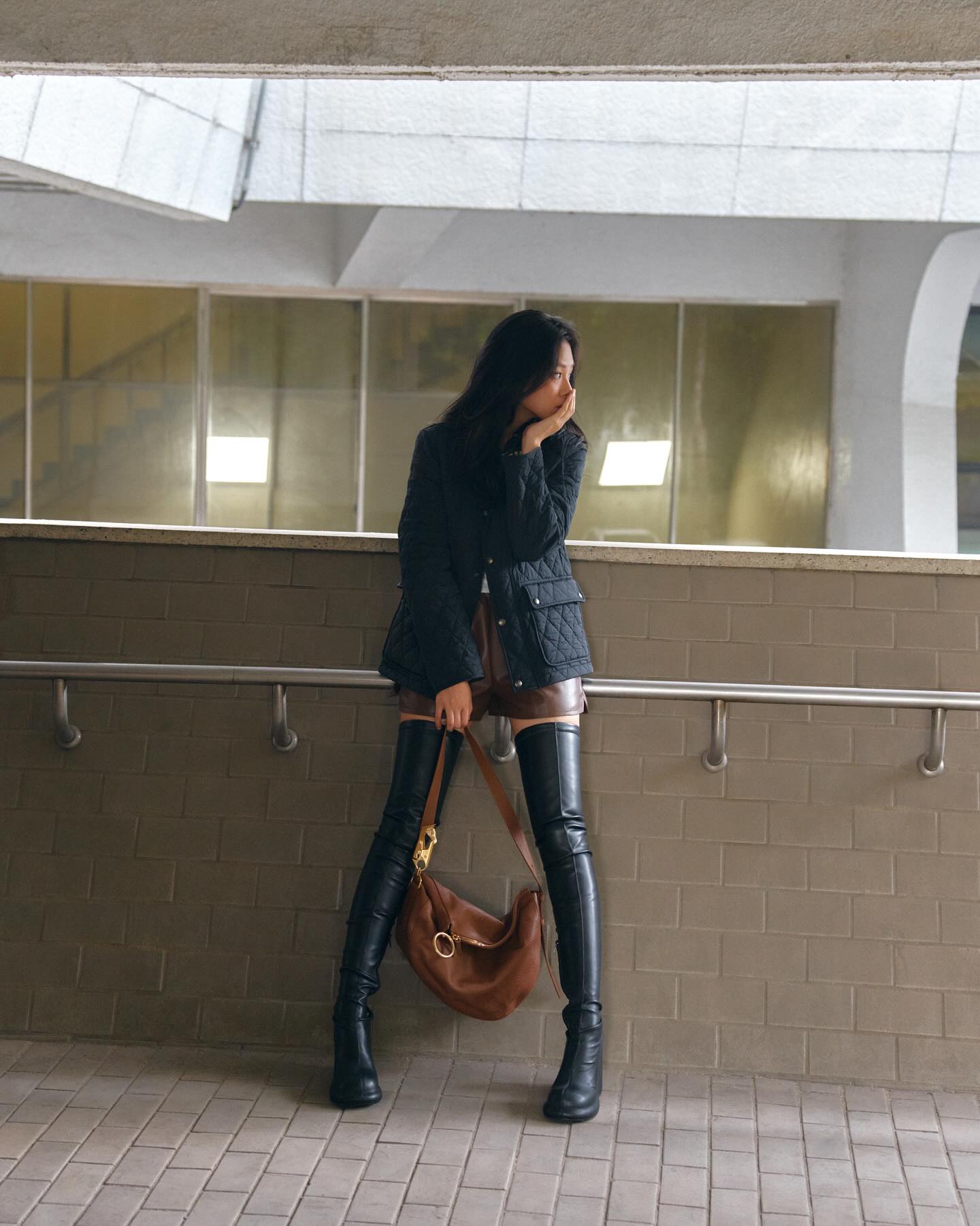 롱부츠를 신는 3가지 방법👢🤎

환절기가 되면 옷 입는 재미가 슬슬 되살아납니다. 다음주부터 최저 기온이 22° 로 내려가며 환절기가 체감 될 겁니다. 그간 더워서 신지 못했던 롱부츠를 신발장에서 꺼내주기 적기인 때죠.

■ 원피스에 롱부츠
기장이 짧은 원피스에 롱부츠를 매치하면 발랄한 분위기를 더해줍니다. 기장이 긴 원피스라면 고급스러운 동시에 활동적인 분위기를 더해주죠. 보헤미안 시크 무드를 자아내고 싶다면 풍성한 러플 장식이 가미된 드레스에 롱부츠 조합을 선택해보세요.

■ 롱부츠에 바지 넣어입기
승마복을 연상시키는 코디죠. 특히 스키니와 매치한다면 클래식한 승마복 무드를 연출 할 수 있습니다. 와이드 핏의 바지를 입으면 캐주얼한 무드가 살아나구요.바지의 핏에 따라 분위기가 달라지는 것이 매력적인 코디법입니다. 

■ 짧은 하의에 롱부츠
짧은 하의를 단독으로 착용하기 부담스러우시다면 롱부츠를 함께 매치해보세요. 노출 부담은 적어지고 멋은 극대화 시킬 수 있으니까요. 이미지7