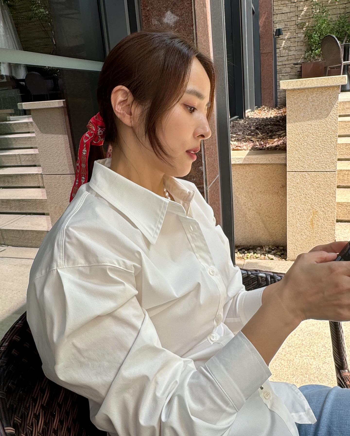 가을 셔츠에 스카프로 분위기🤍✨ 이미지8