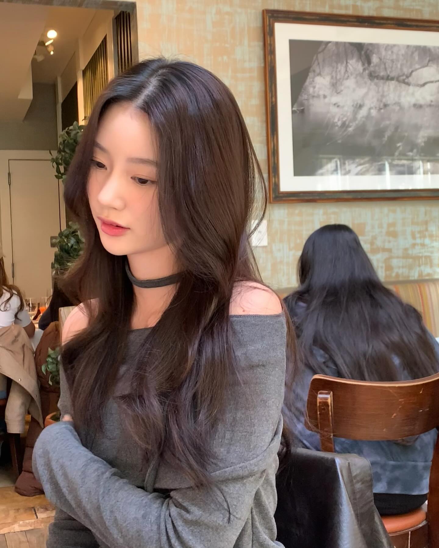 지금부터 쭉 입을🩶오프숄더 니트
포인트를 더하고 싶은 날 오프숄더로 페미닌 무드 얹기✔️ 이미지5